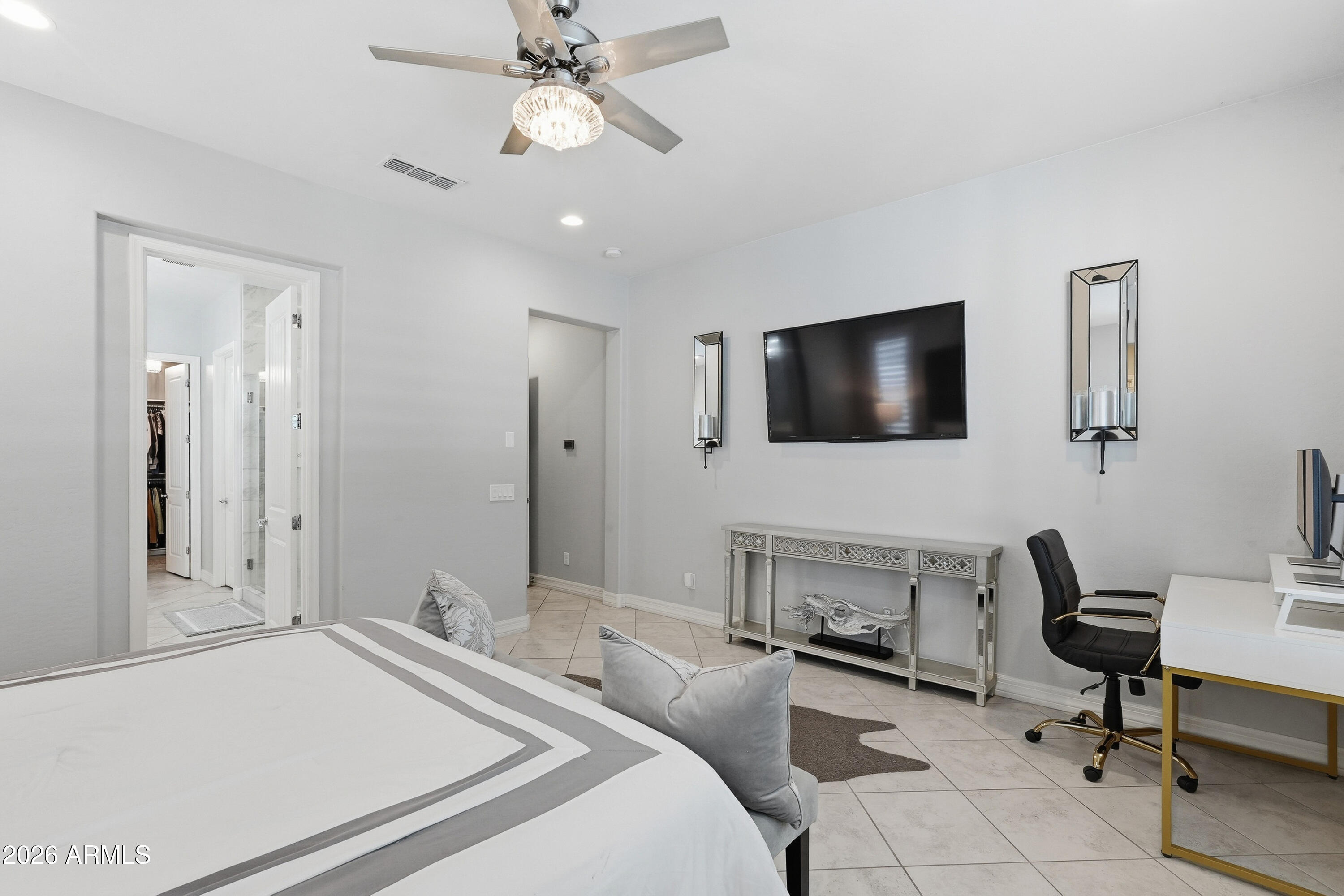 938 E PARKVIEW Drive