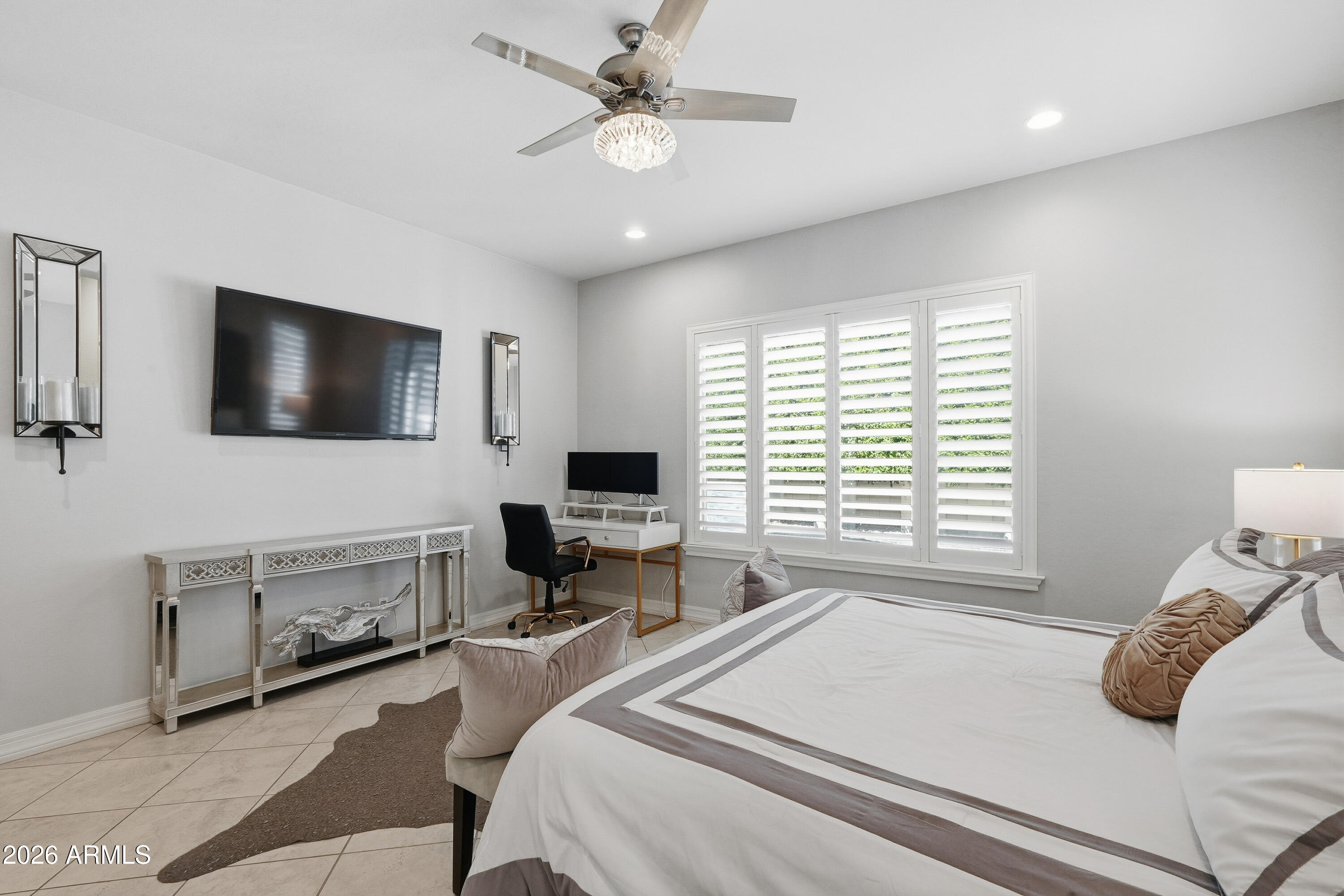 938 E PARKVIEW Drive