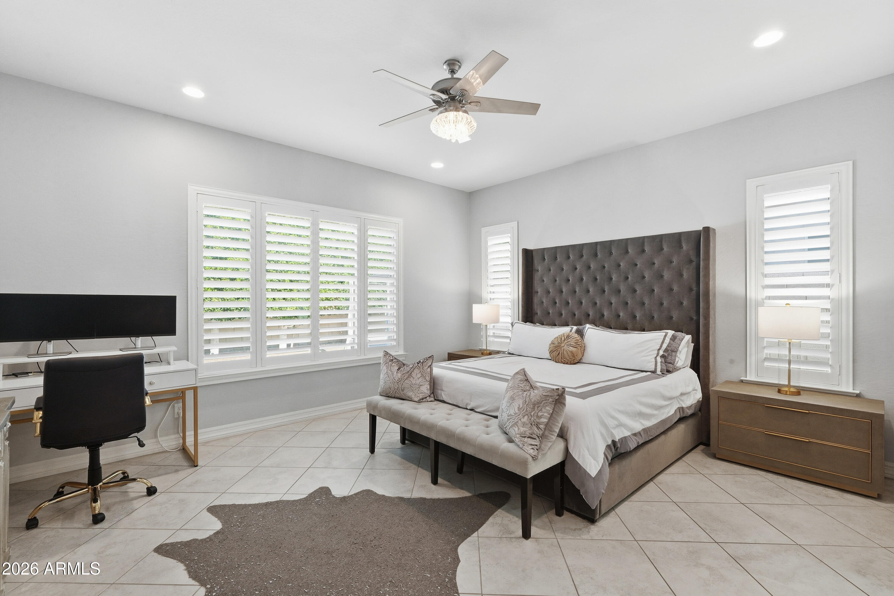 938 E PARKVIEW Drive