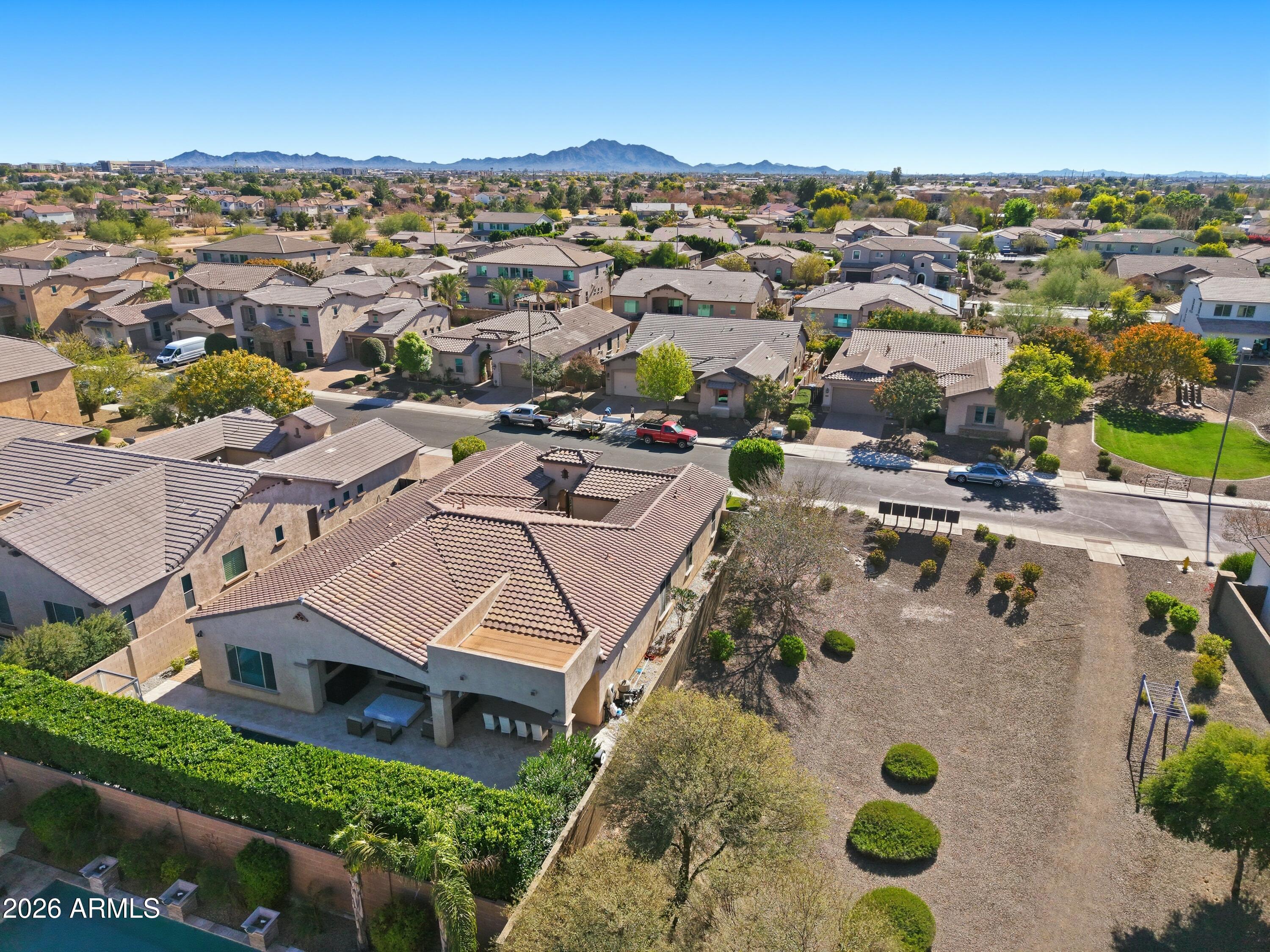 938 E PARKVIEW Drive