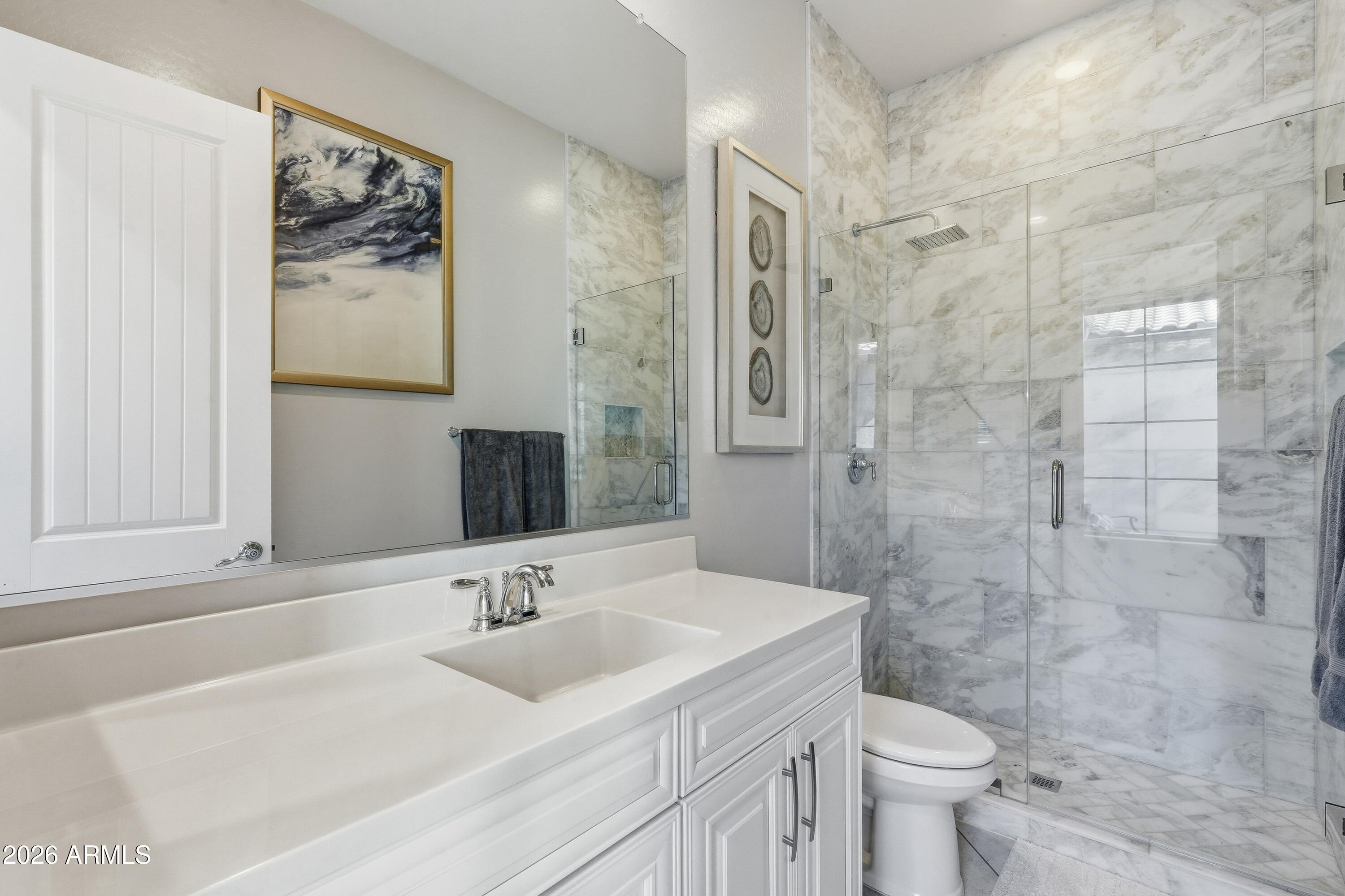 938 E PARKVIEW Drive