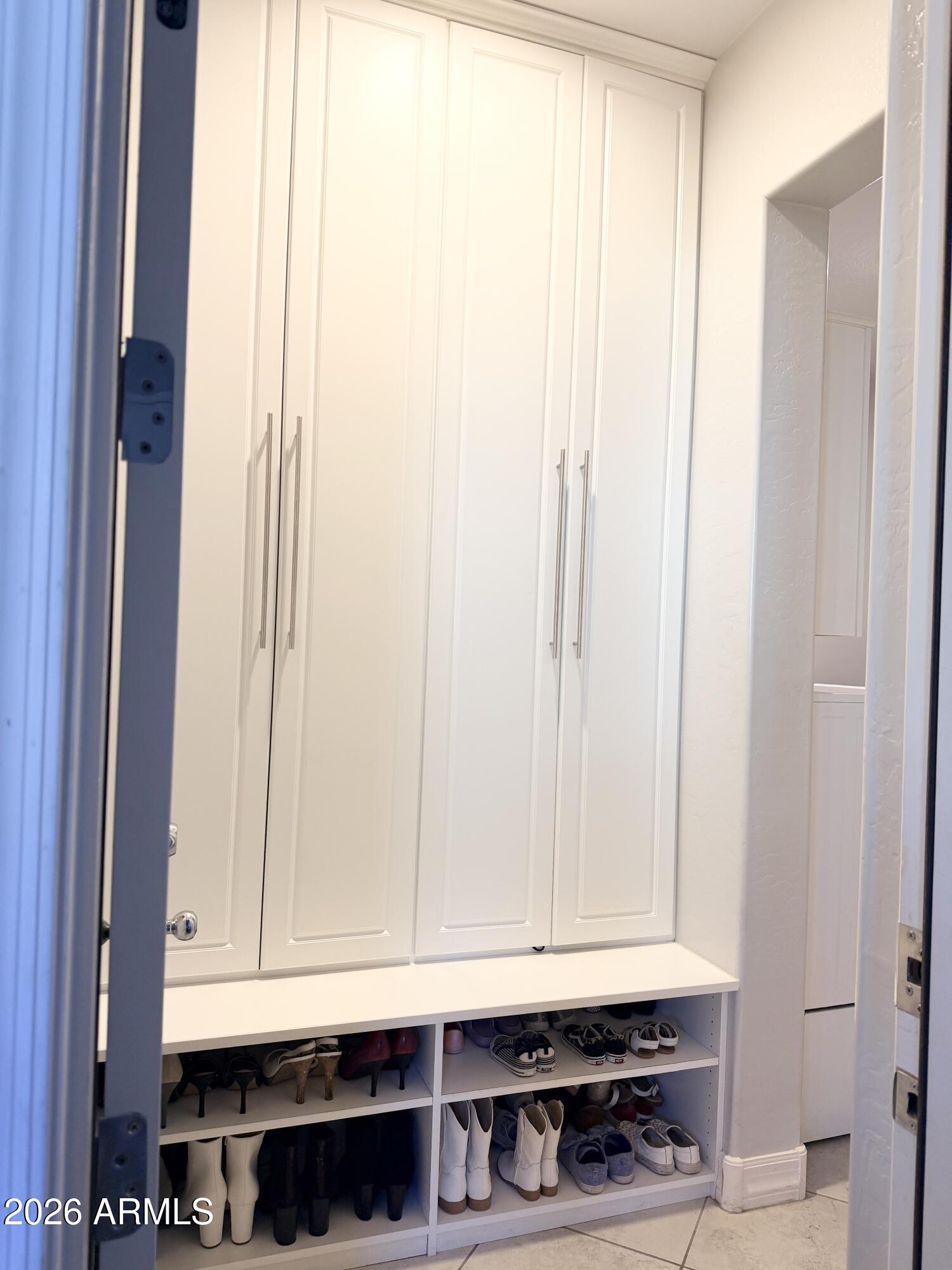 938 E PARKVIEW Drive