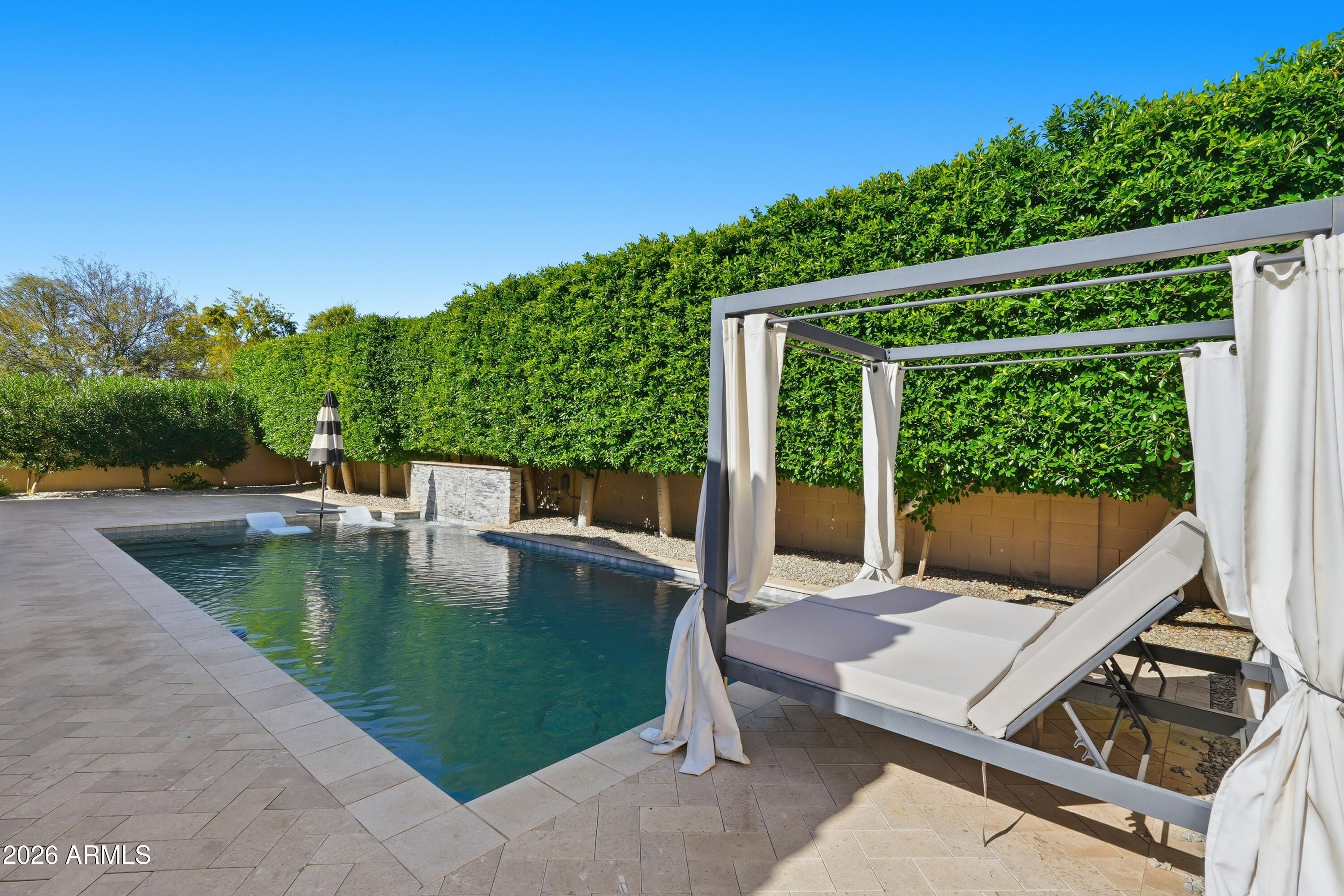 938 E PARKVIEW Drive