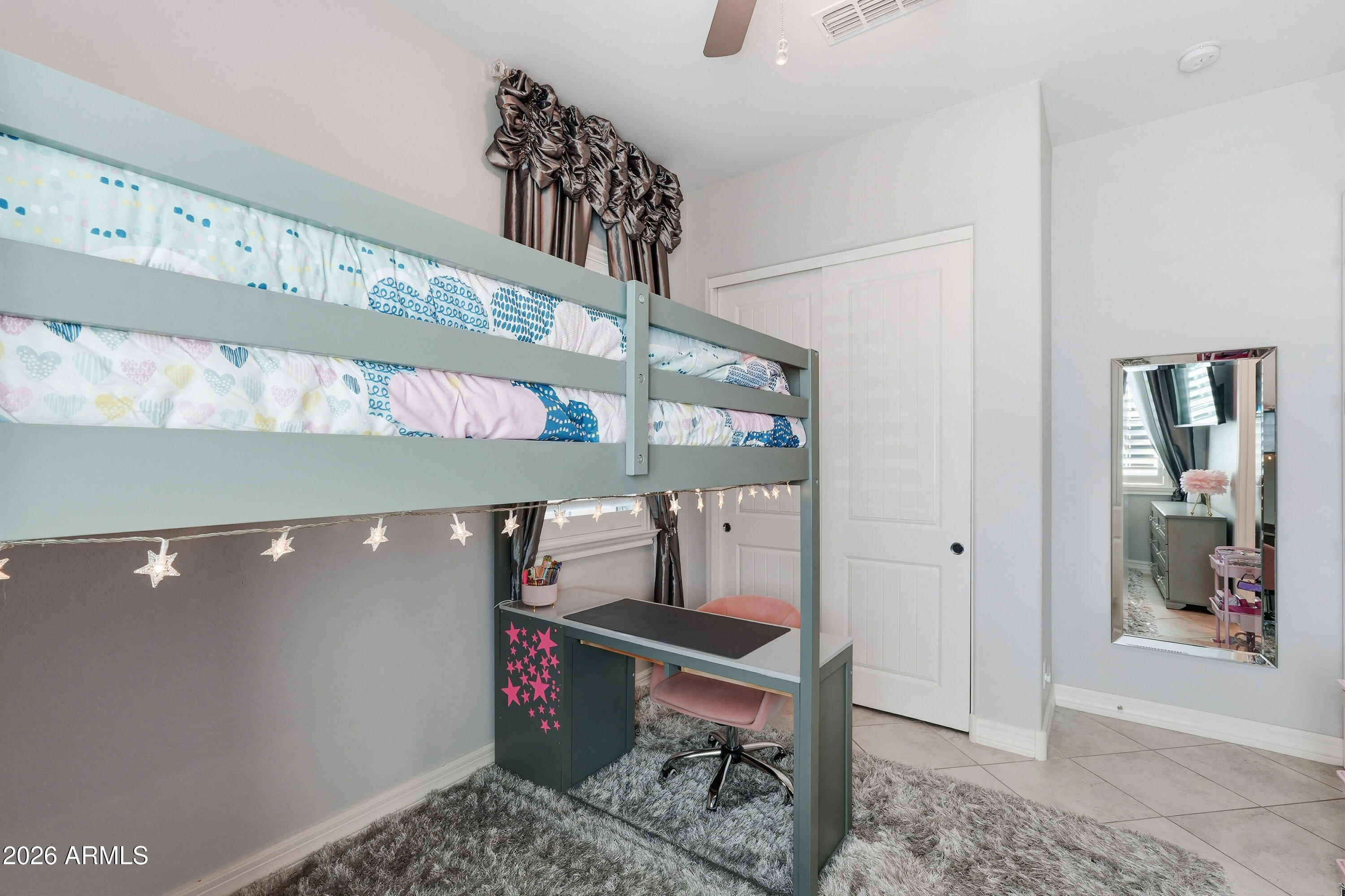 938 E PARKVIEW Drive