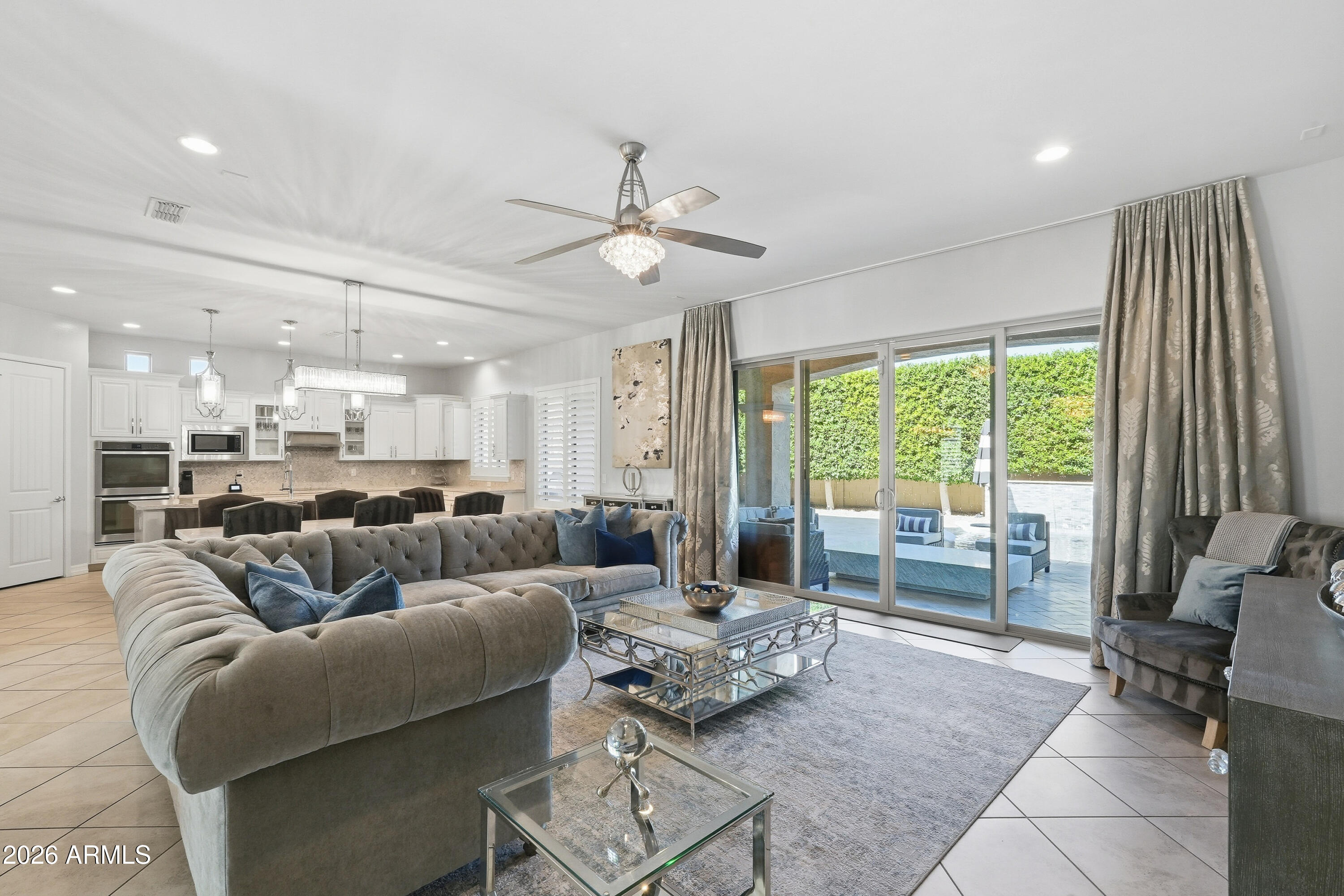 938 E PARKVIEW Drive