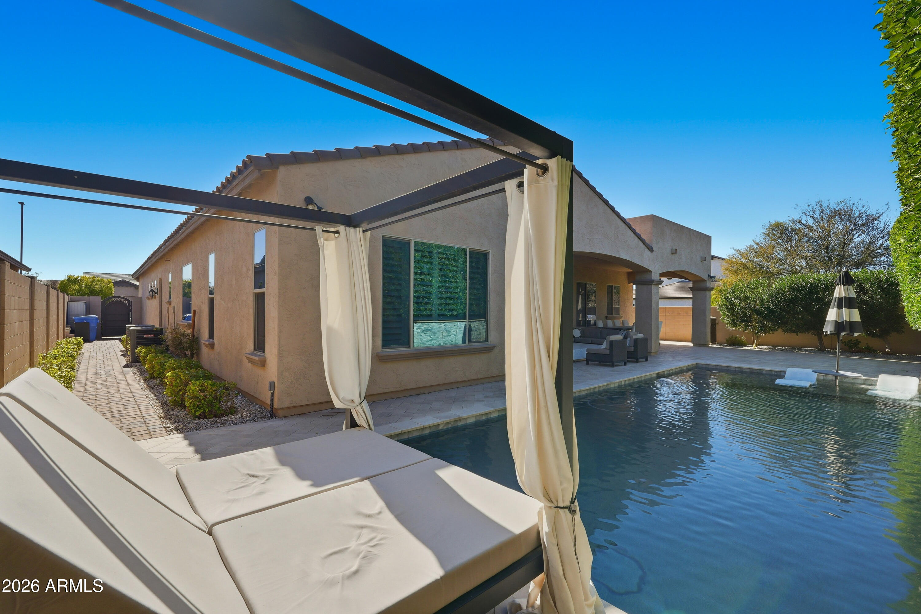 938 E PARKVIEW Drive