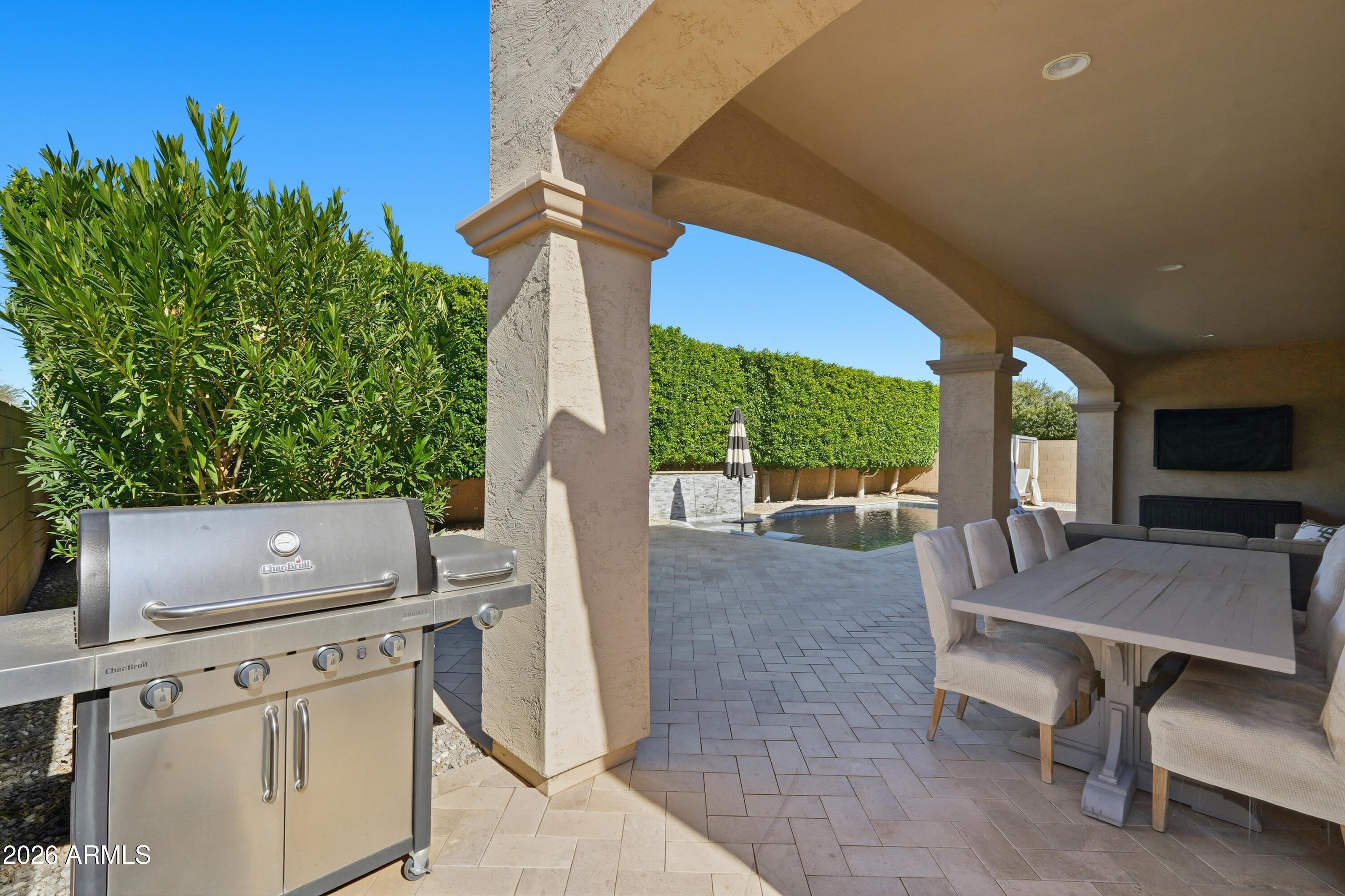 938 E PARKVIEW Drive