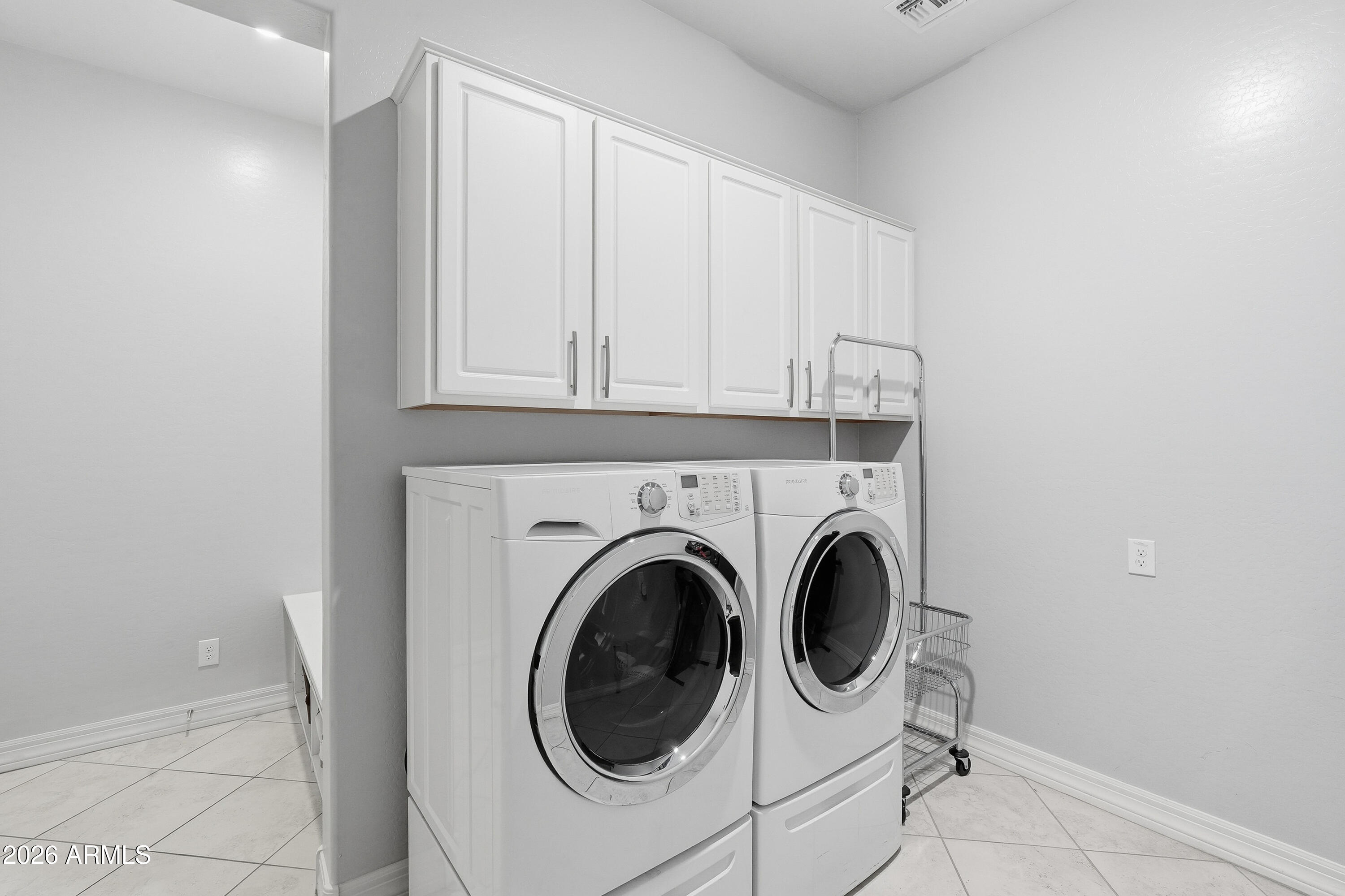 938 E PARKVIEW Drive