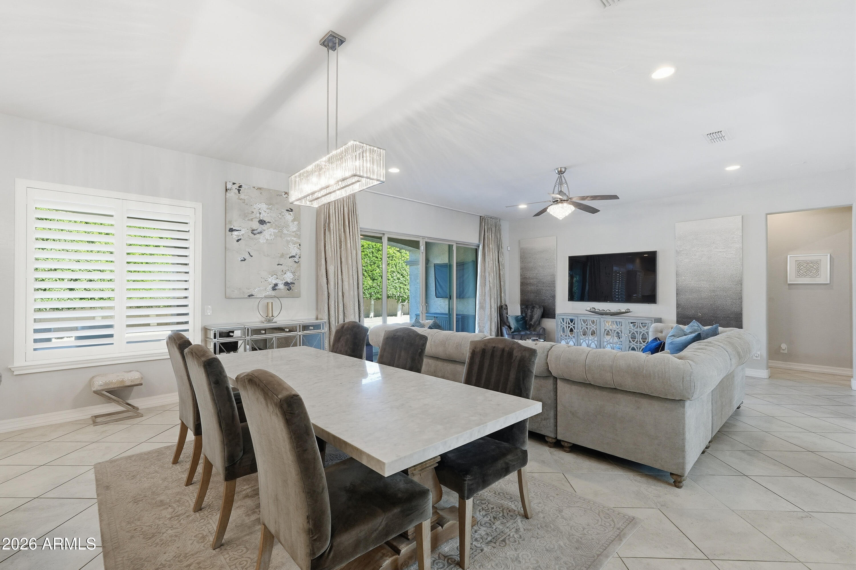 938 E PARKVIEW Drive