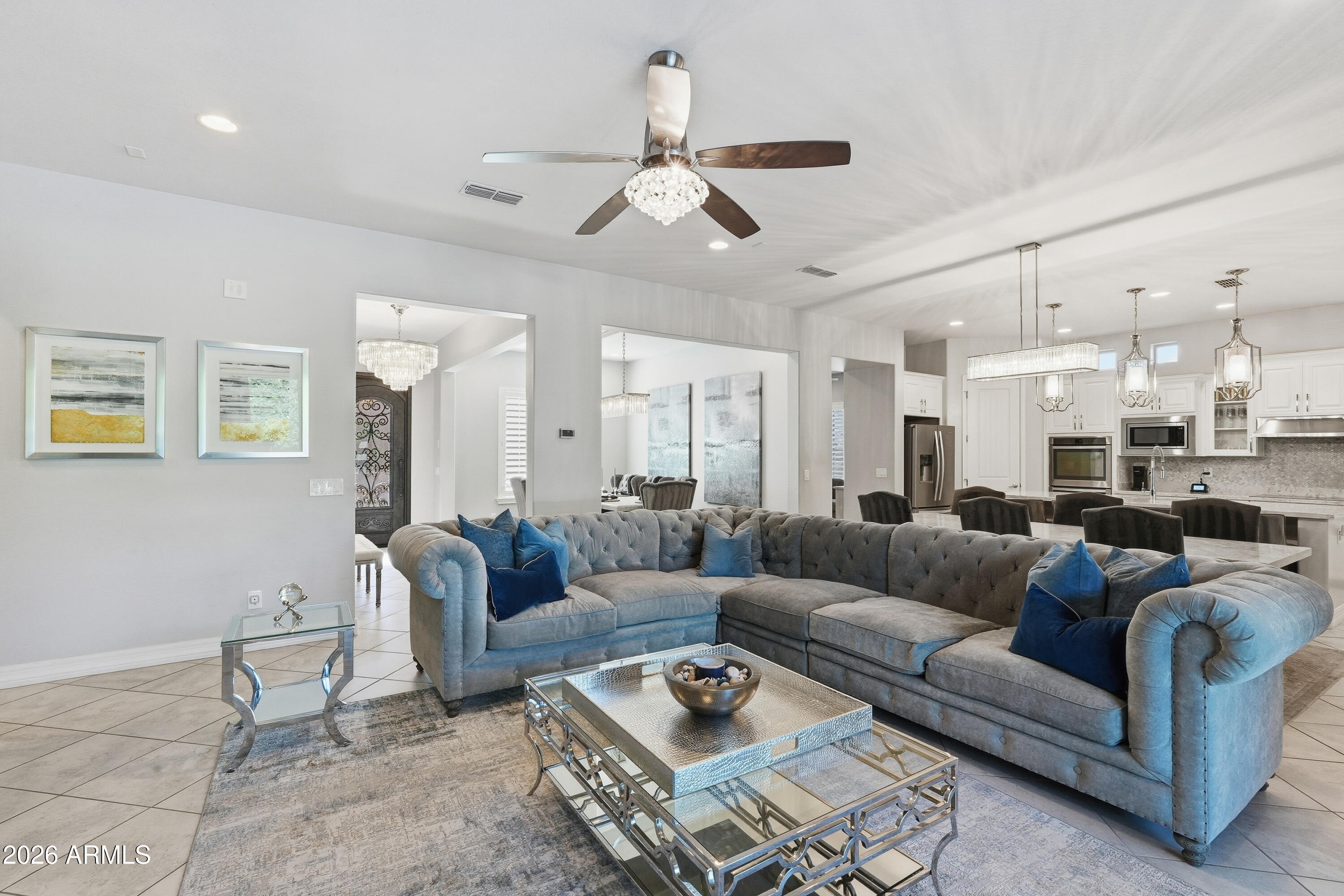 938 E PARKVIEW Drive