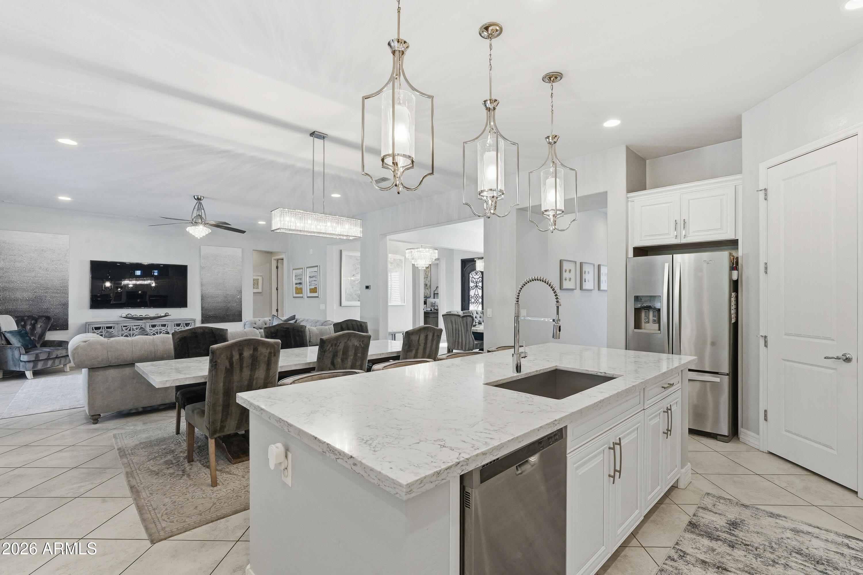 938 E PARKVIEW Drive