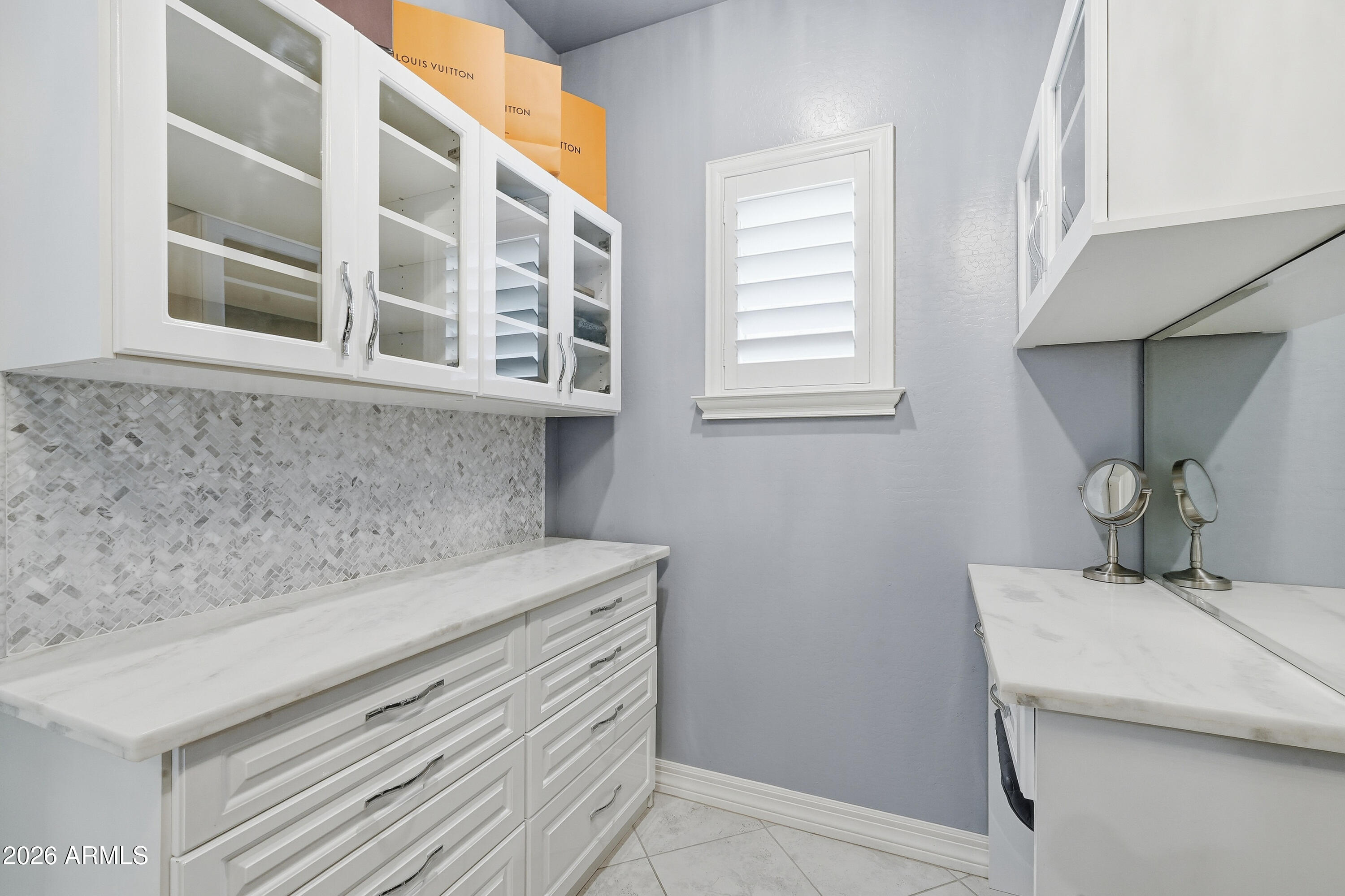 938 E PARKVIEW Drive