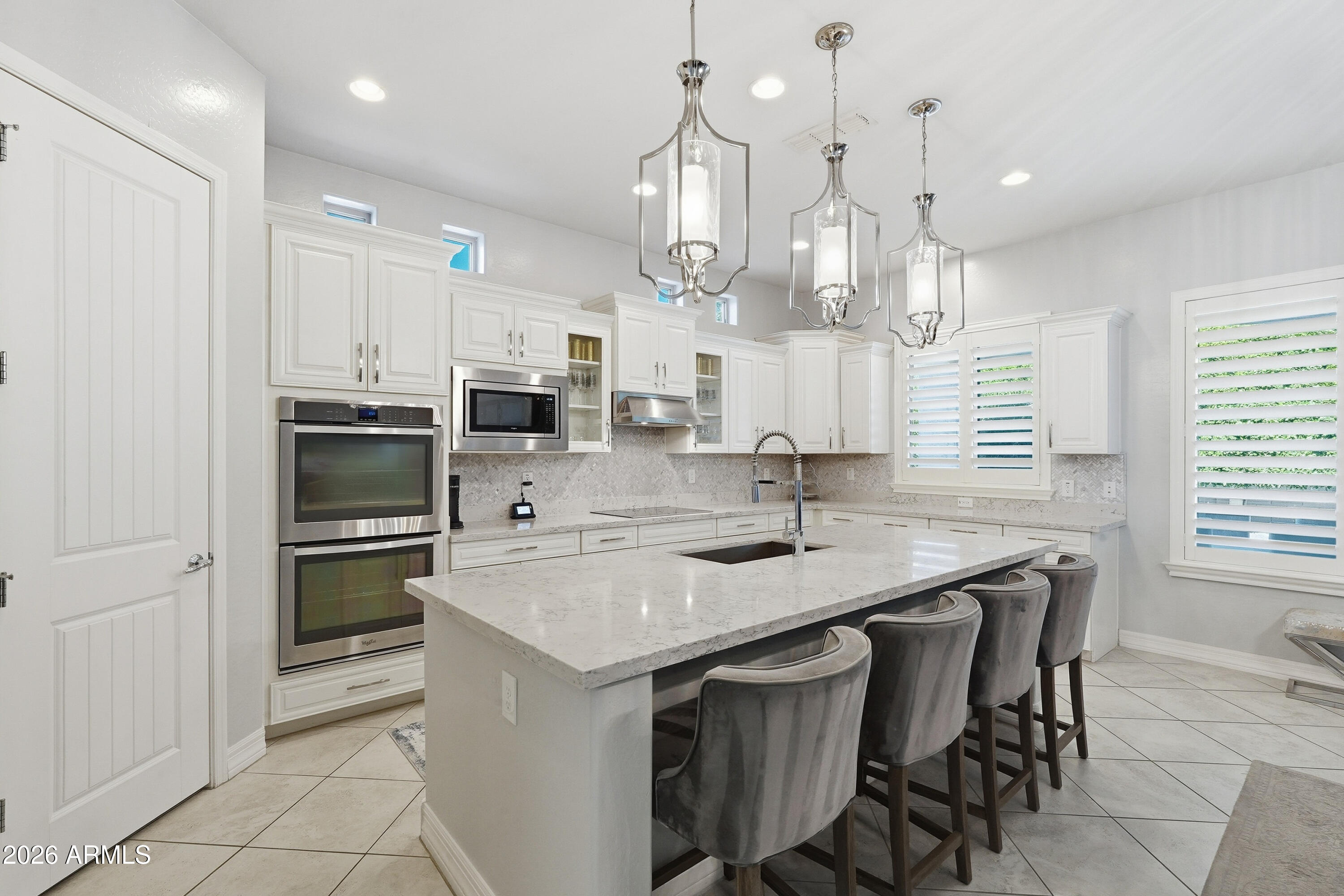 938 E PARKVIEW Drive