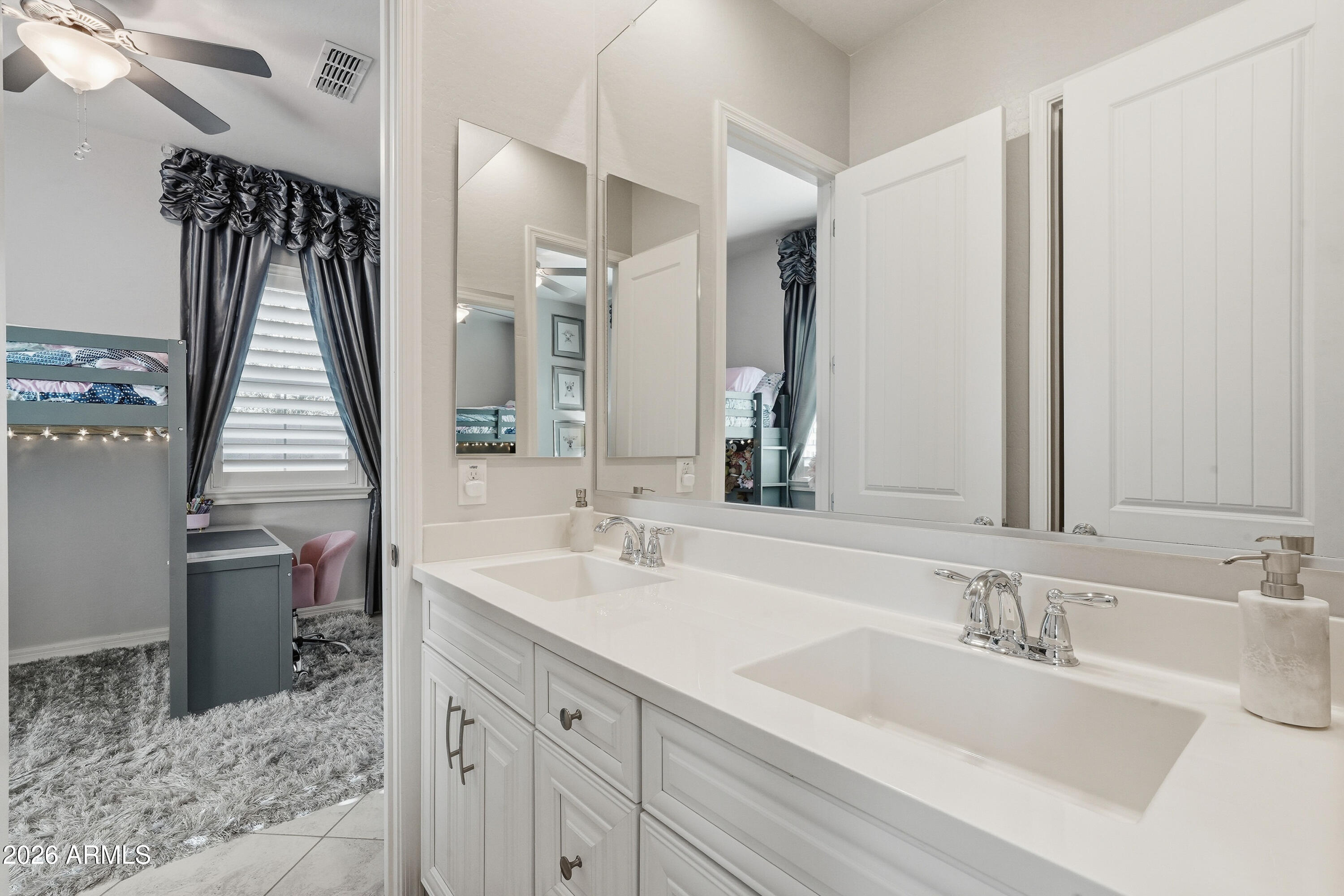 938 E PARKVIEW Drive