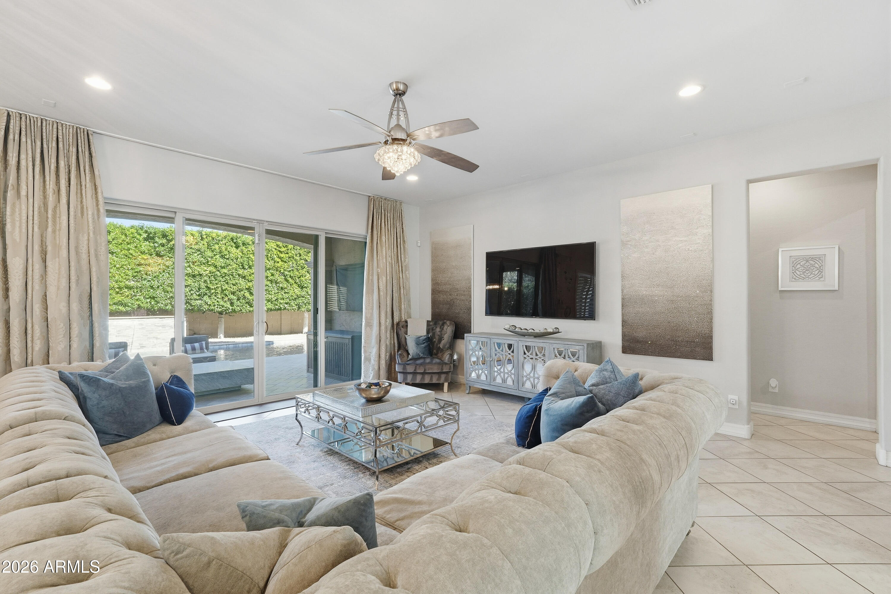 938 E PARKVIEW Drive