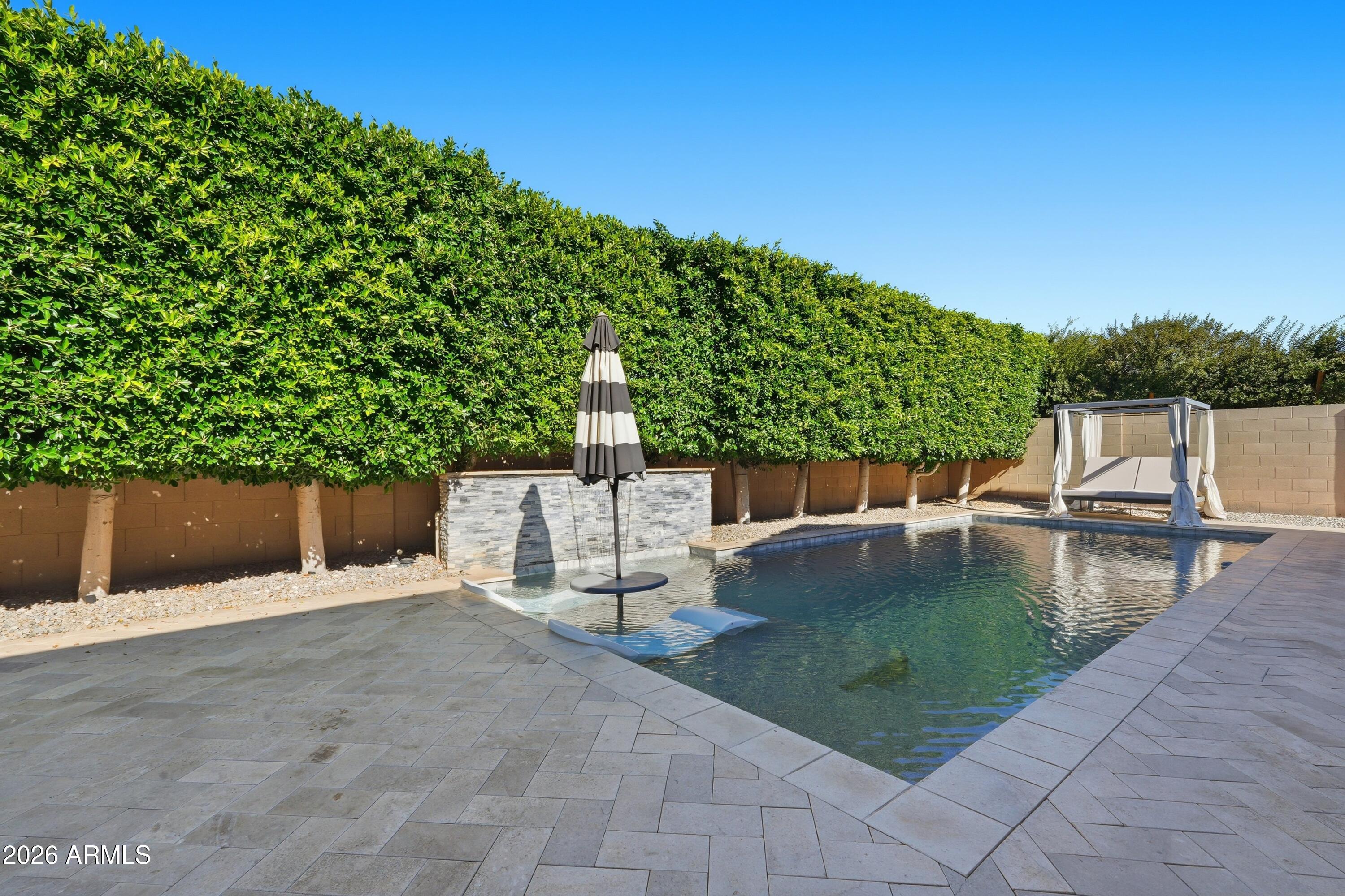 938 E PARKVIEW Drive