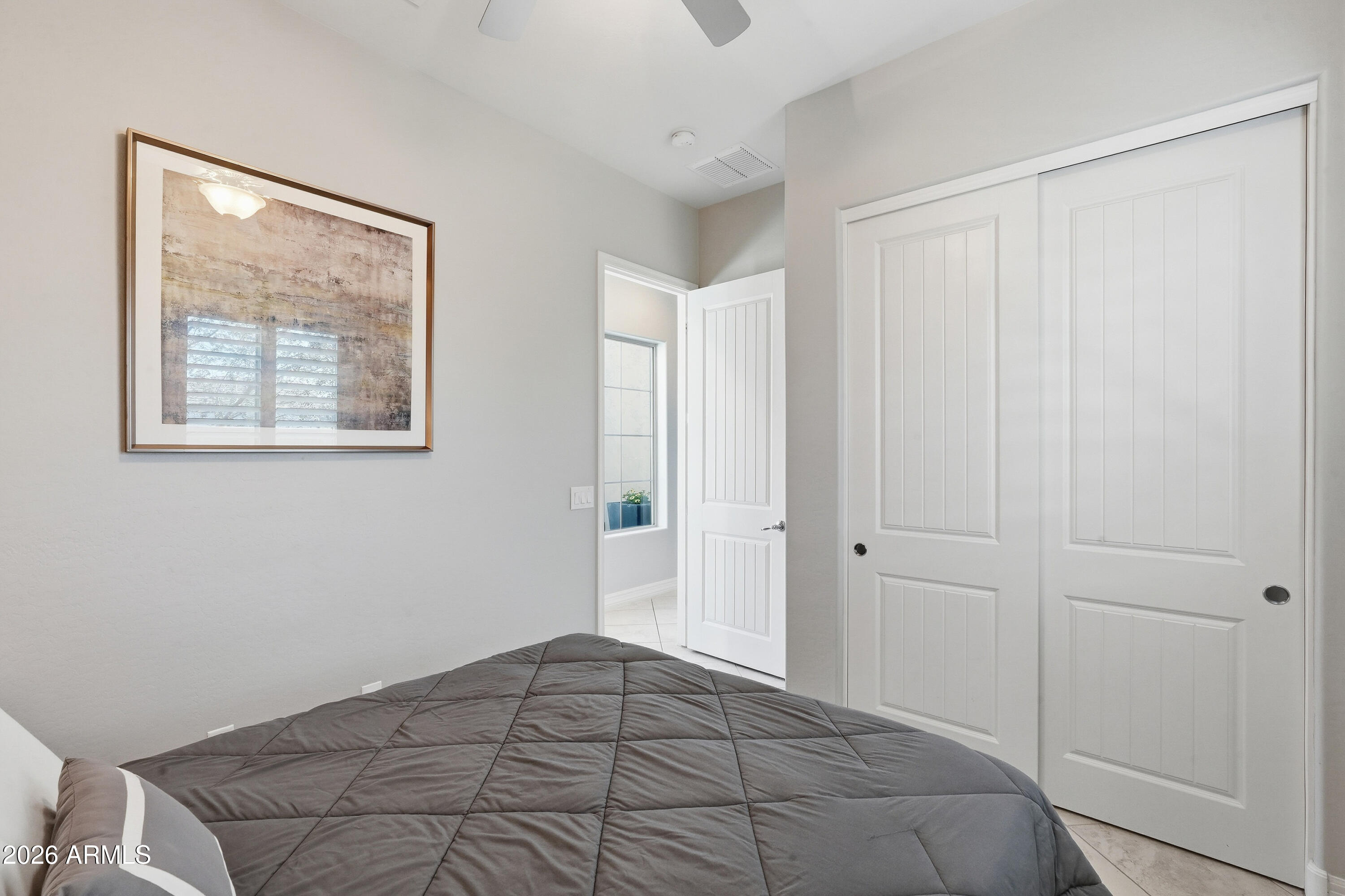 938 E PARKVIEW Drive