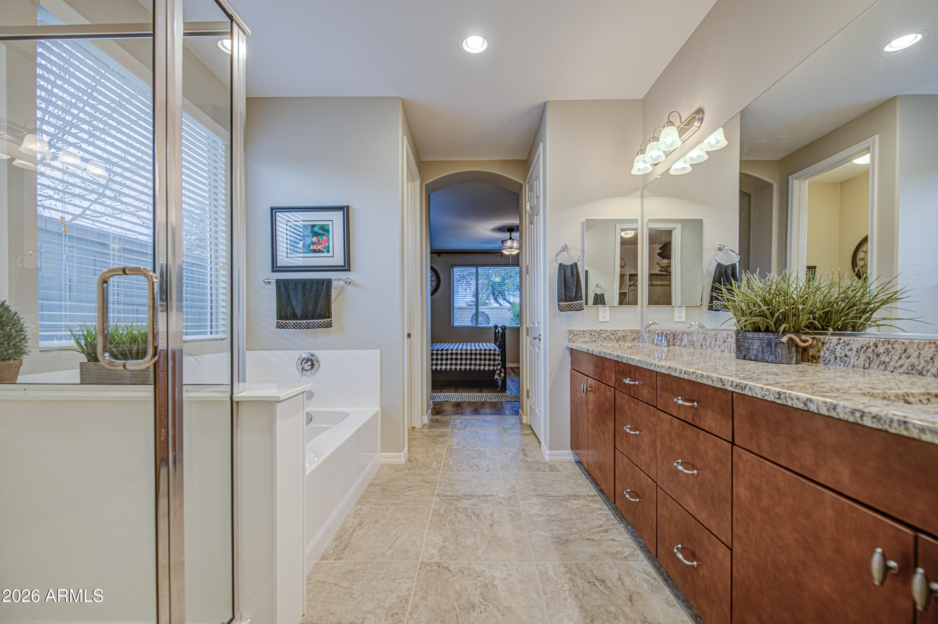 192 W HACKBERRY Avenue