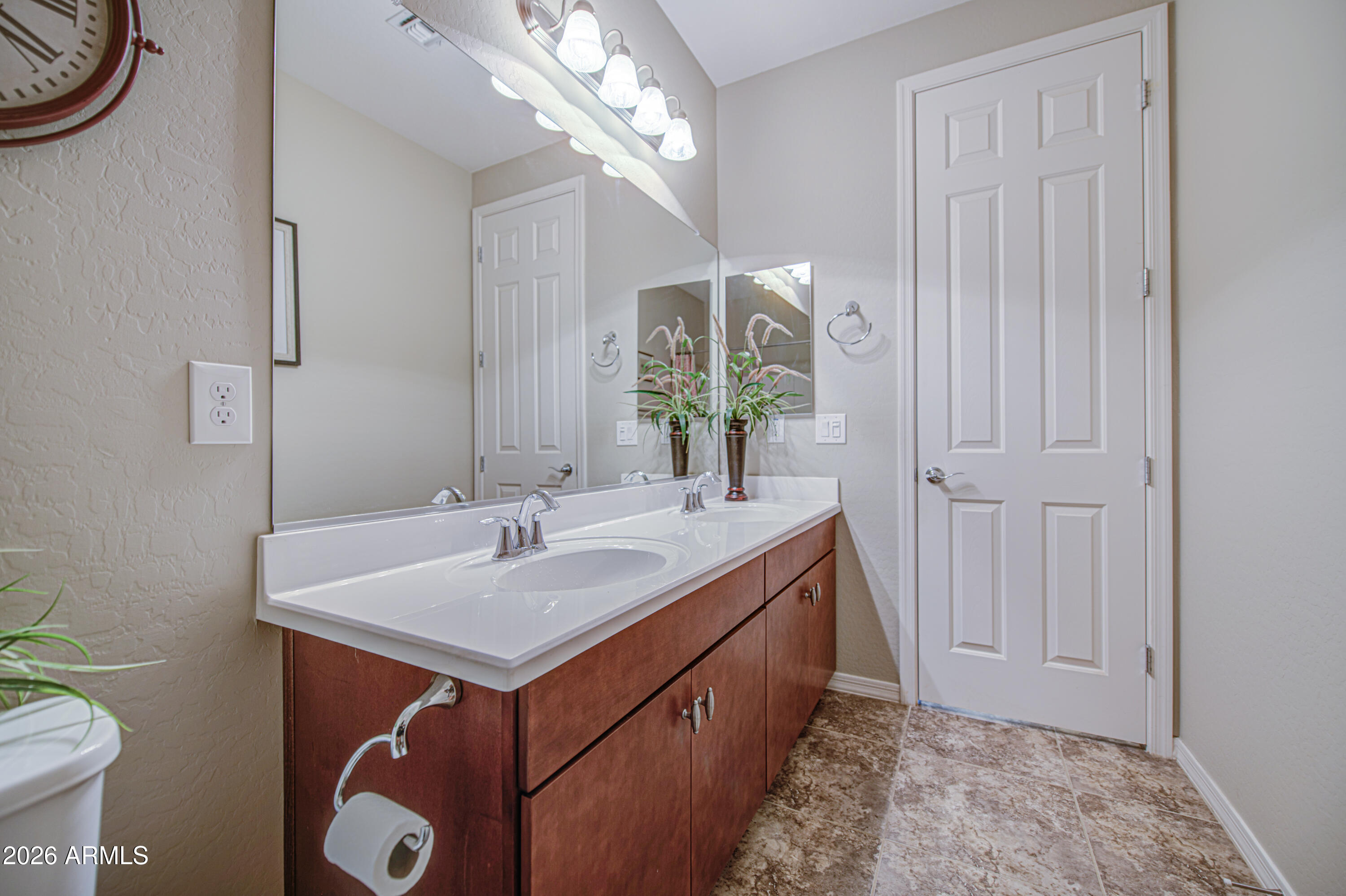 192 W HACKBERRY Avenue