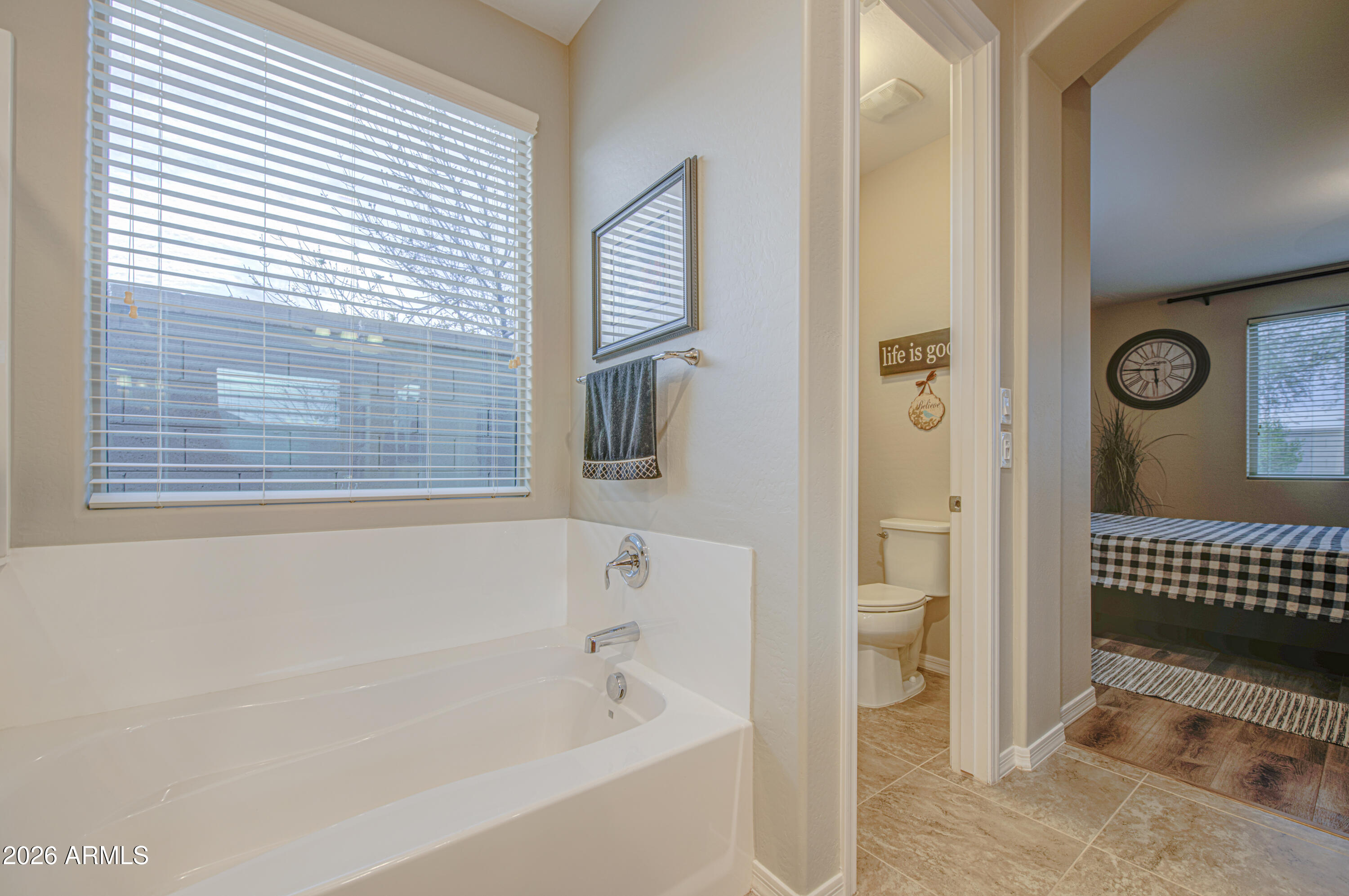 192 W HACKBERRY Avenue