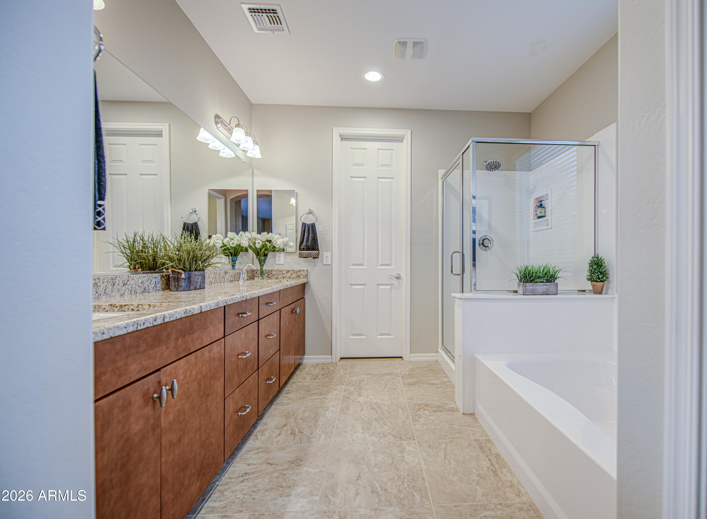 192 W HACKBERRY Avenue