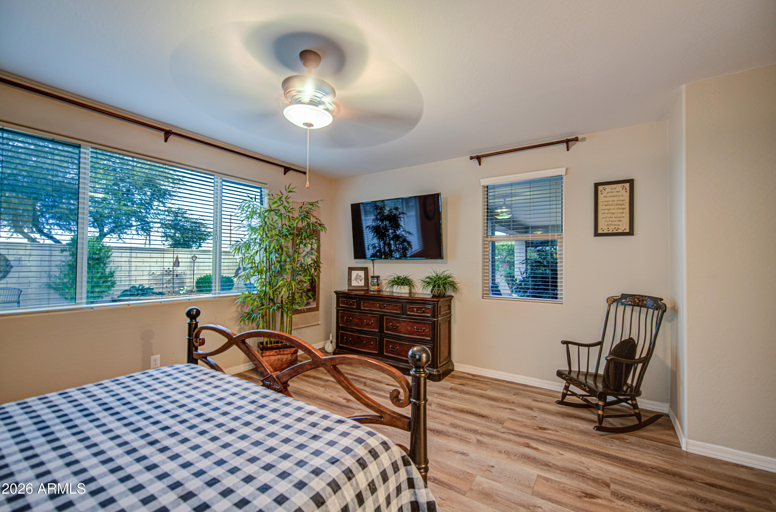 192 W HACKBERRY Avenue