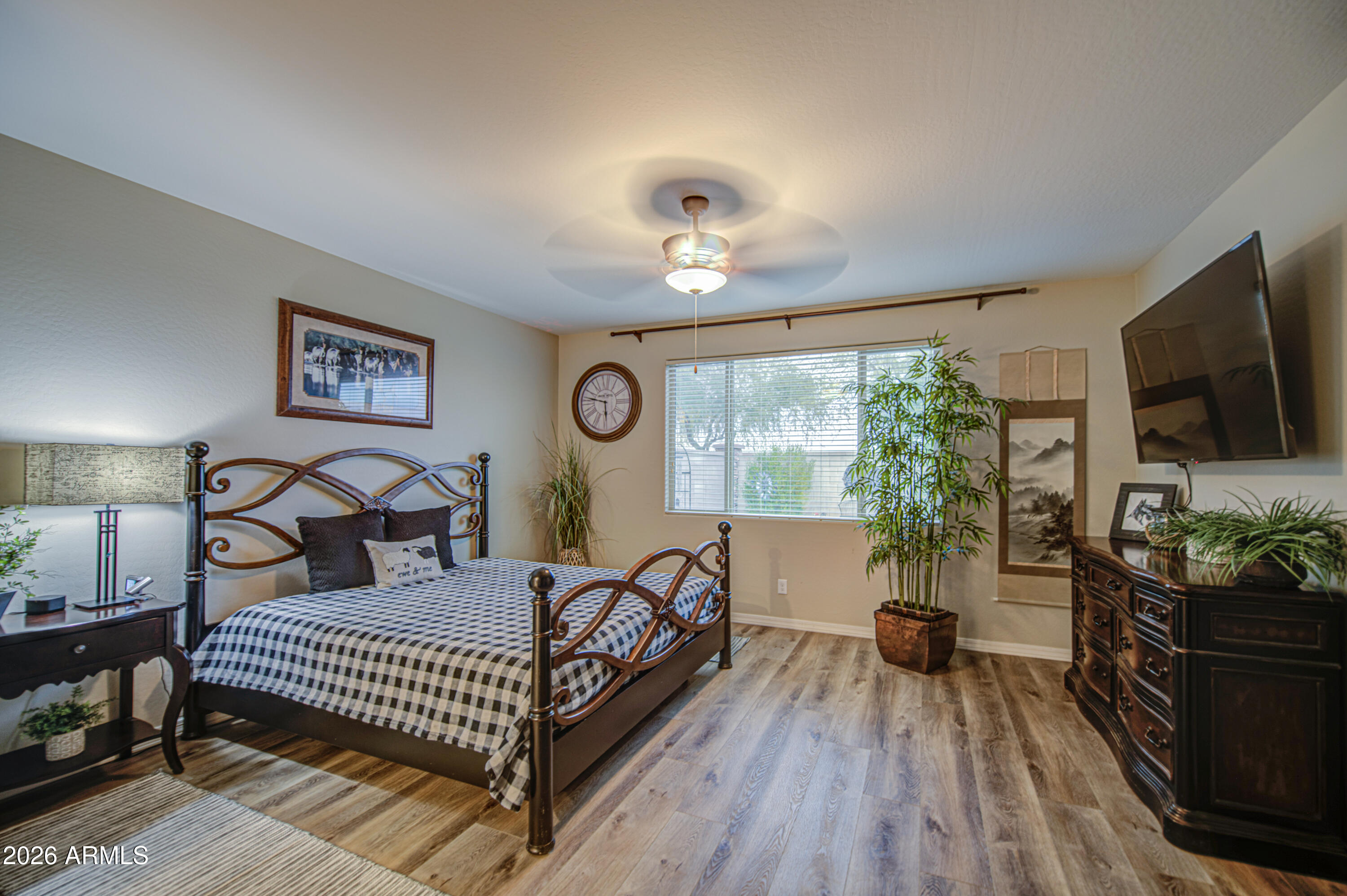 192 W HACKBERRY Avenue