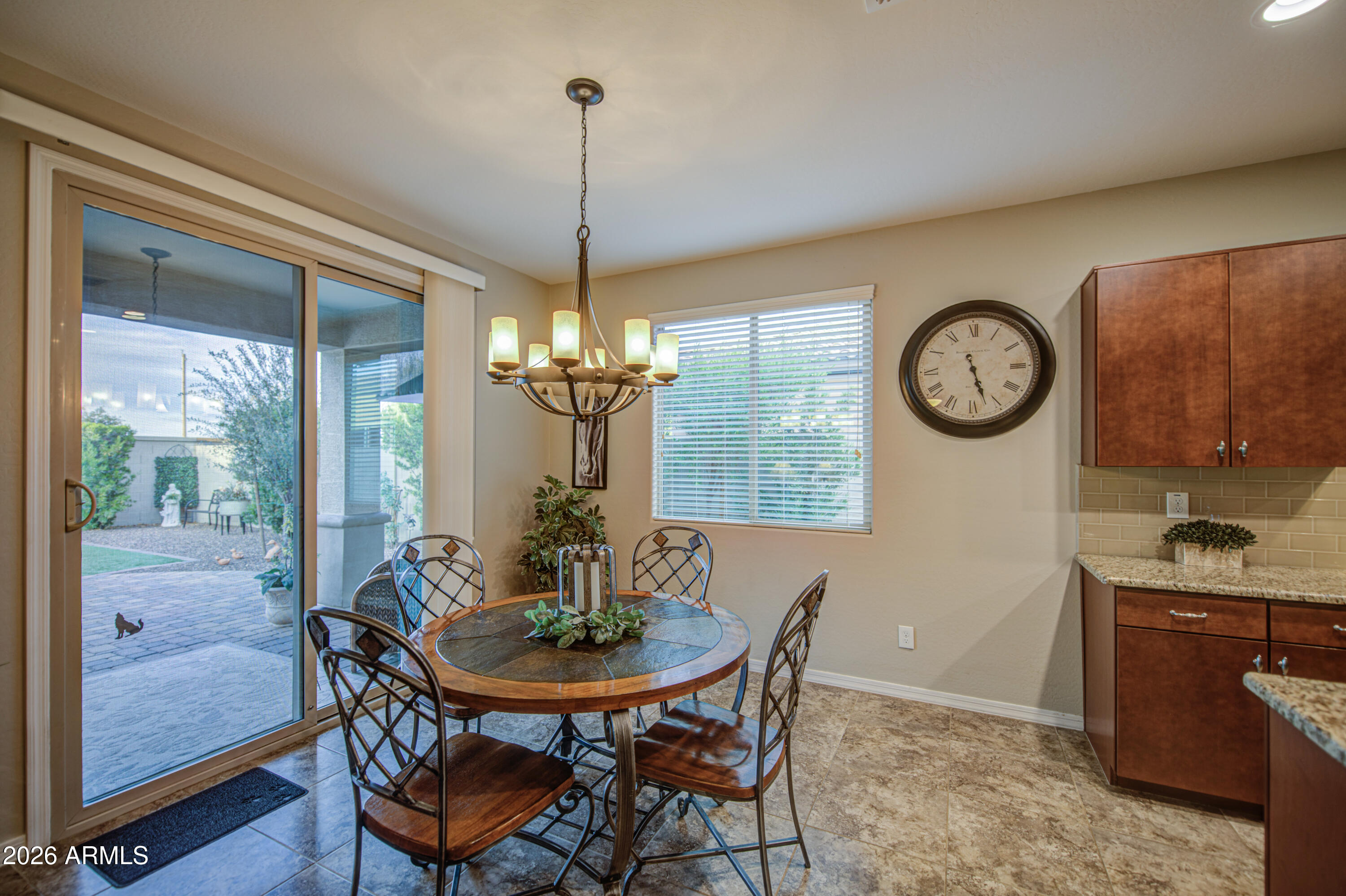 192 W HACKBERRY Avenue