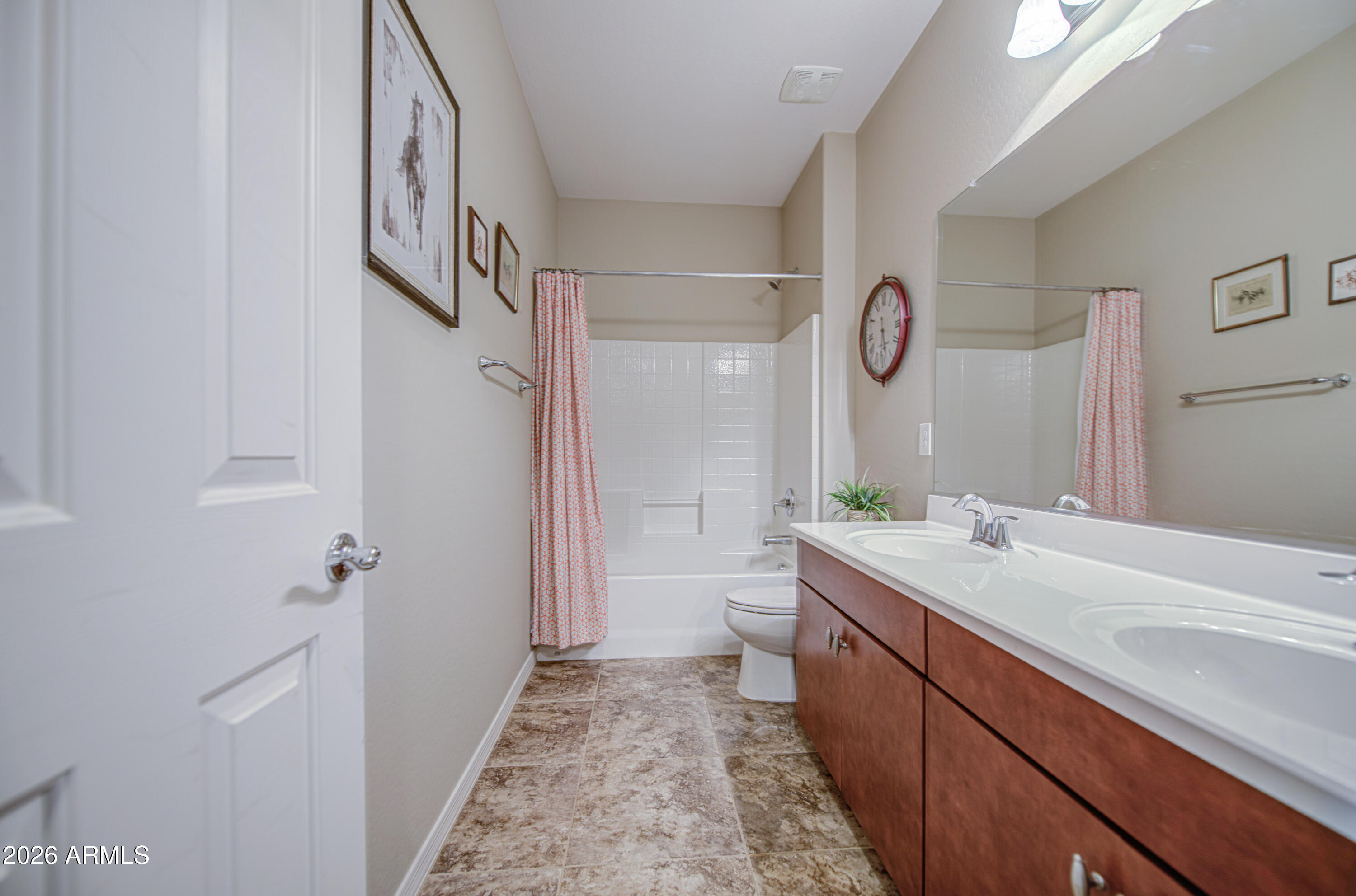 192 W HACKBERRY Avenue