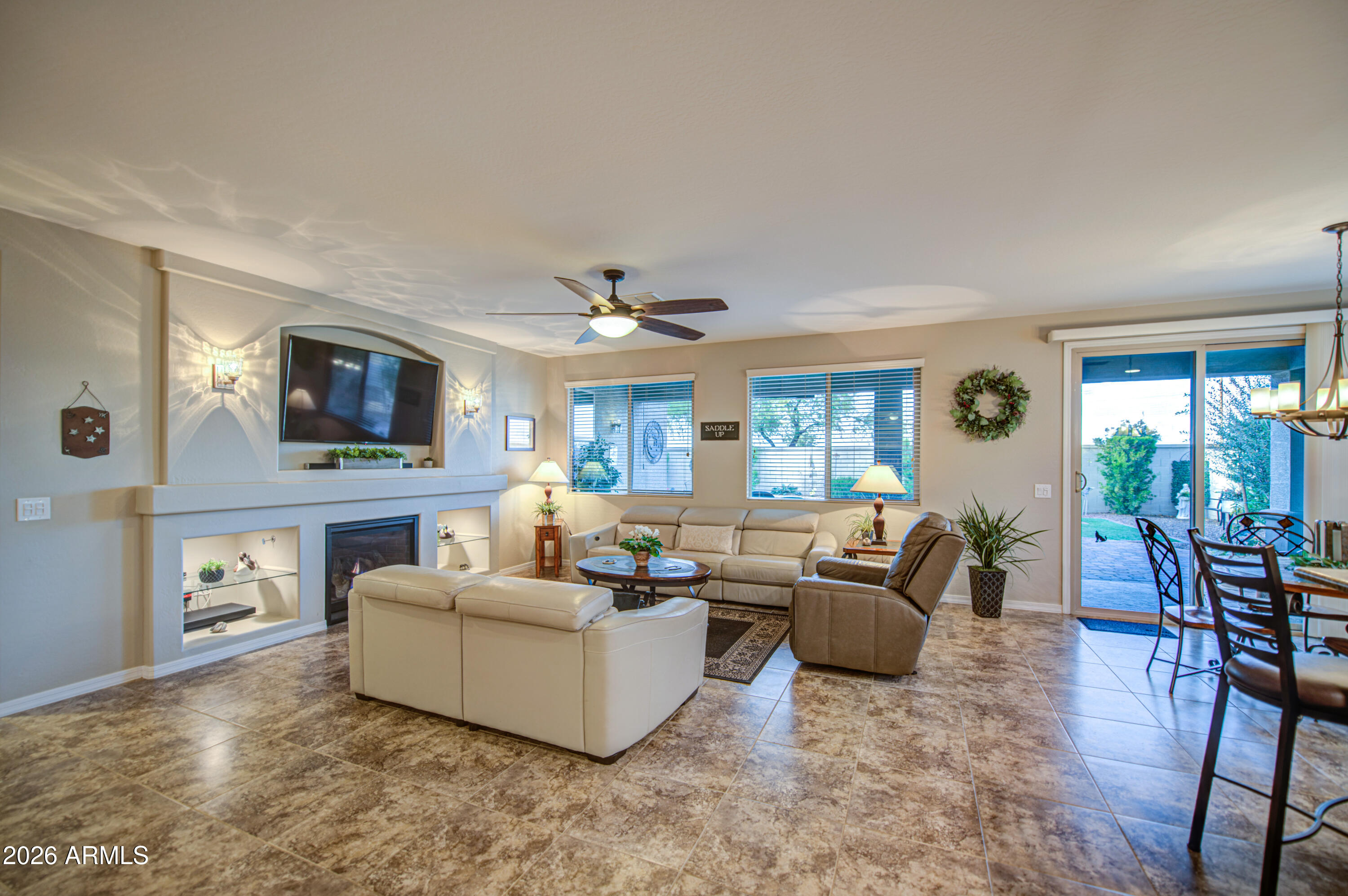 192 W HACKBERRY Avenue