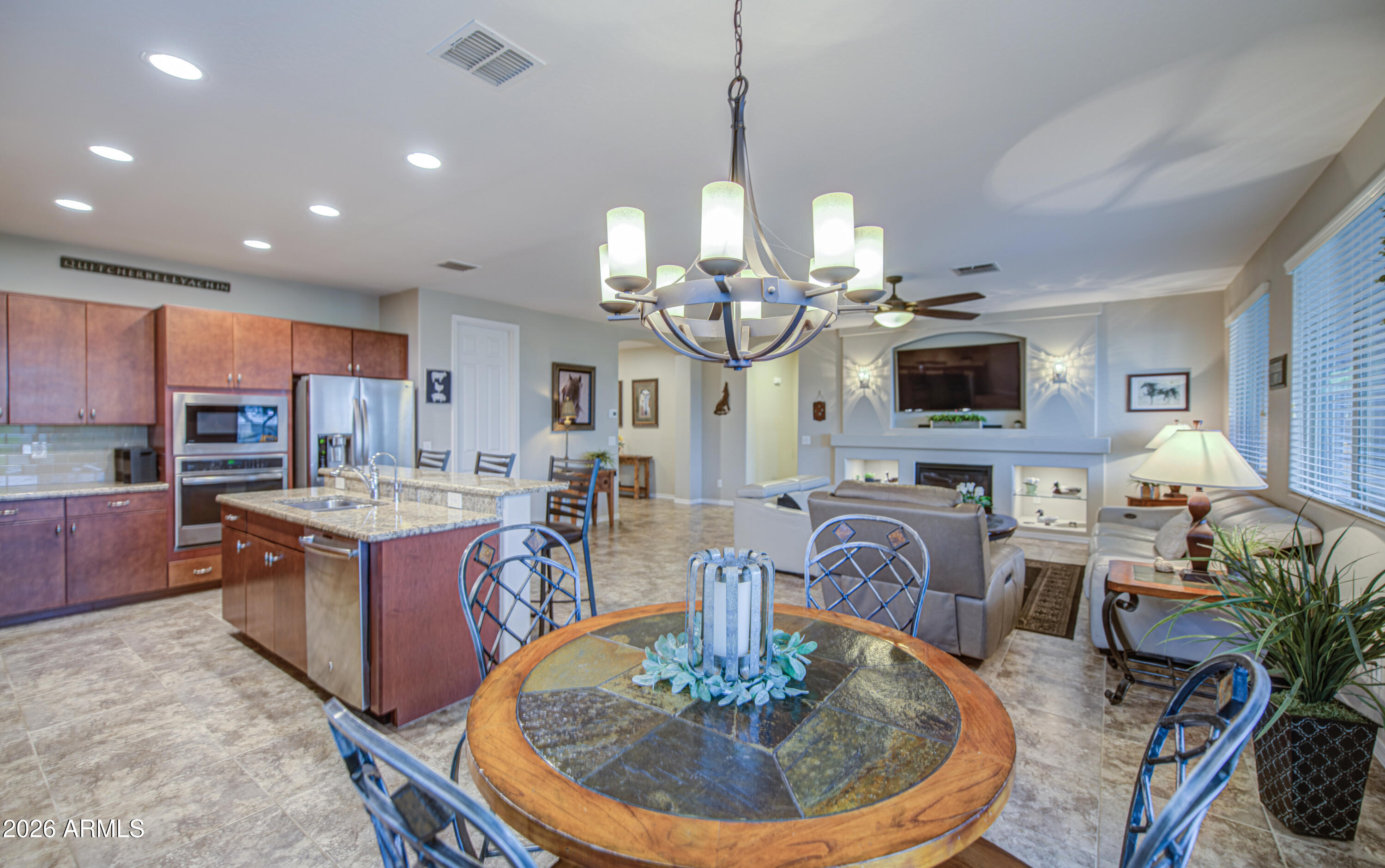 192 W HACKBERRY Avenue