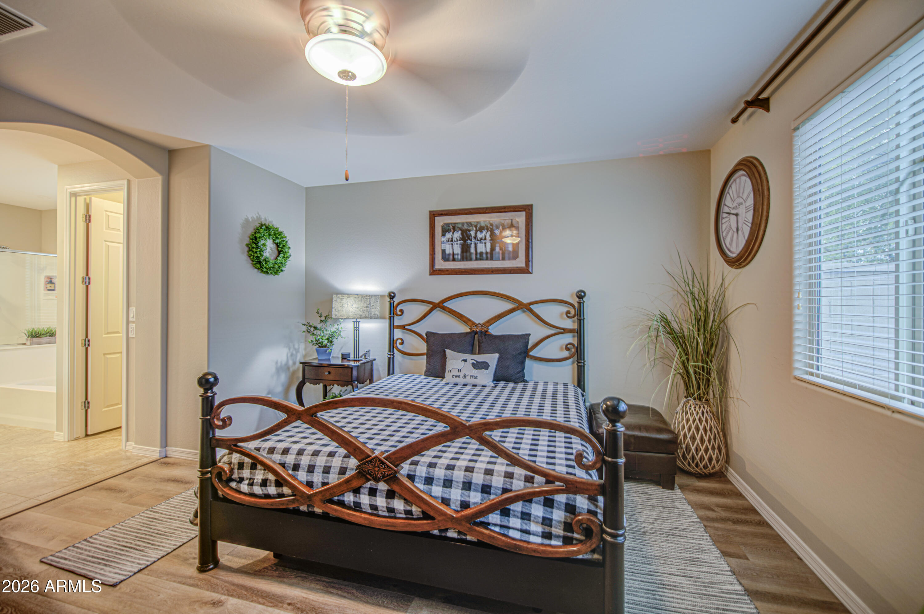 192 W HACKBERRY Avenue