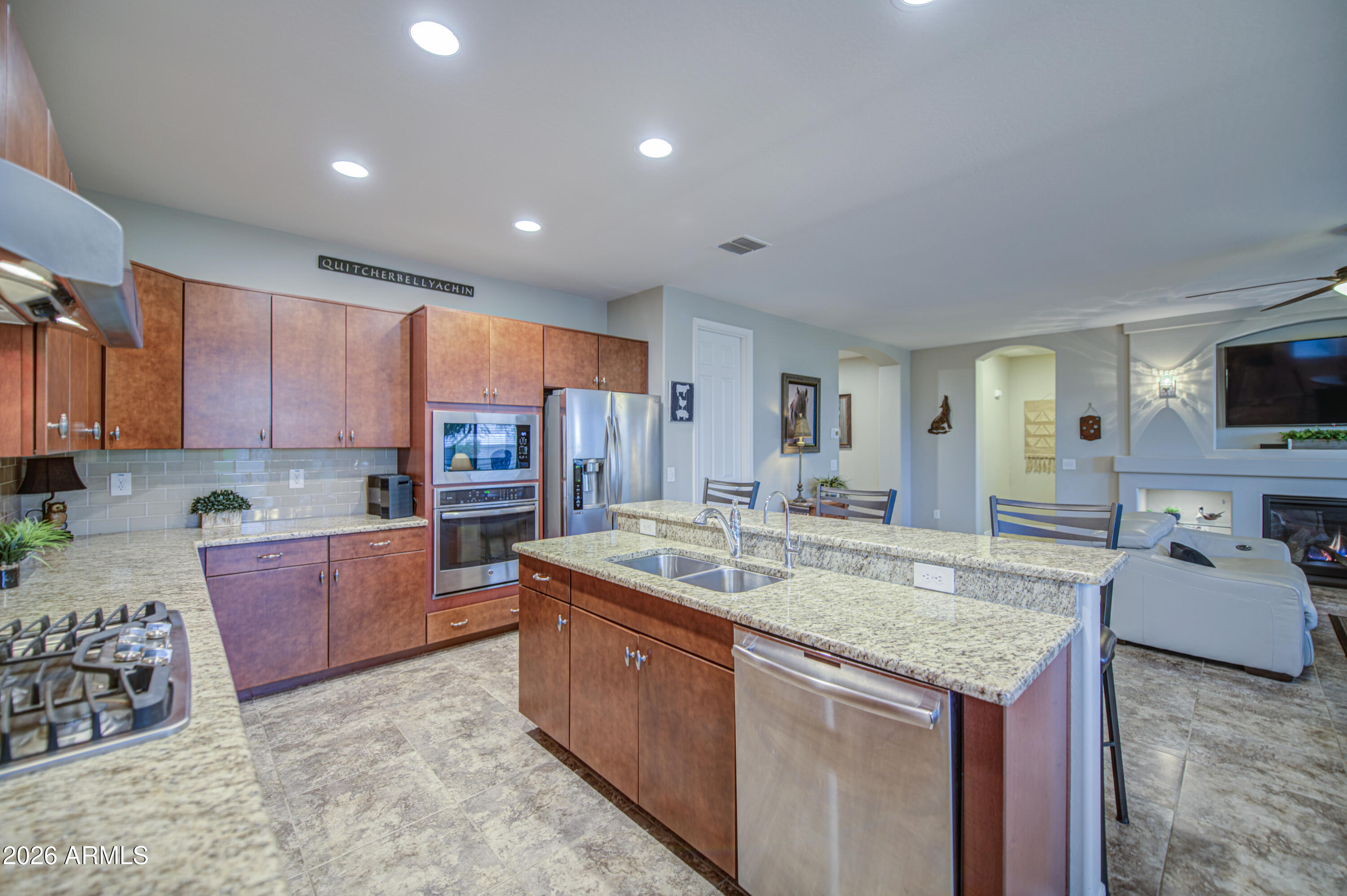 192 W HACKBERRY Avenue