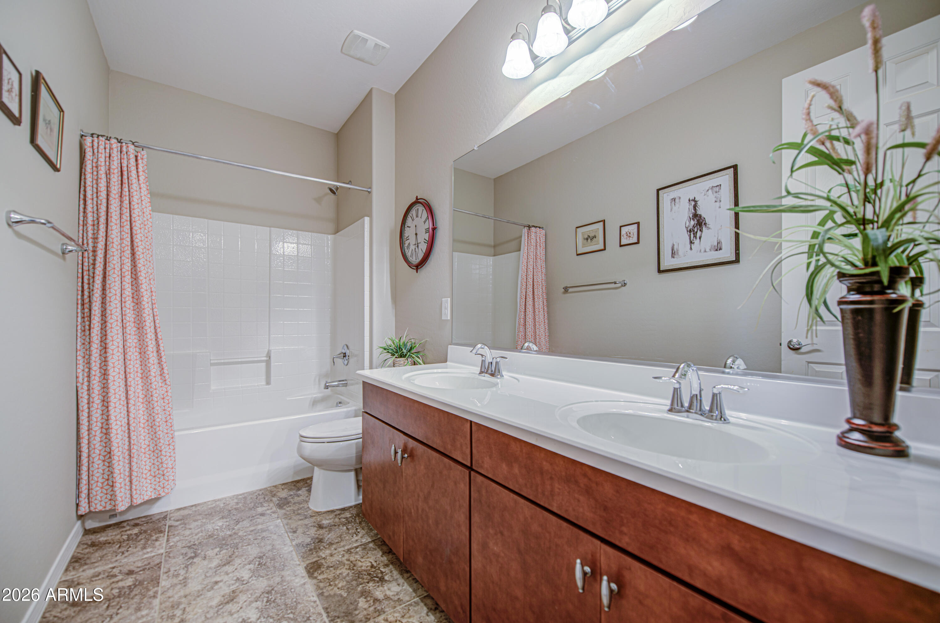 192 W HACKBERRY Avenue