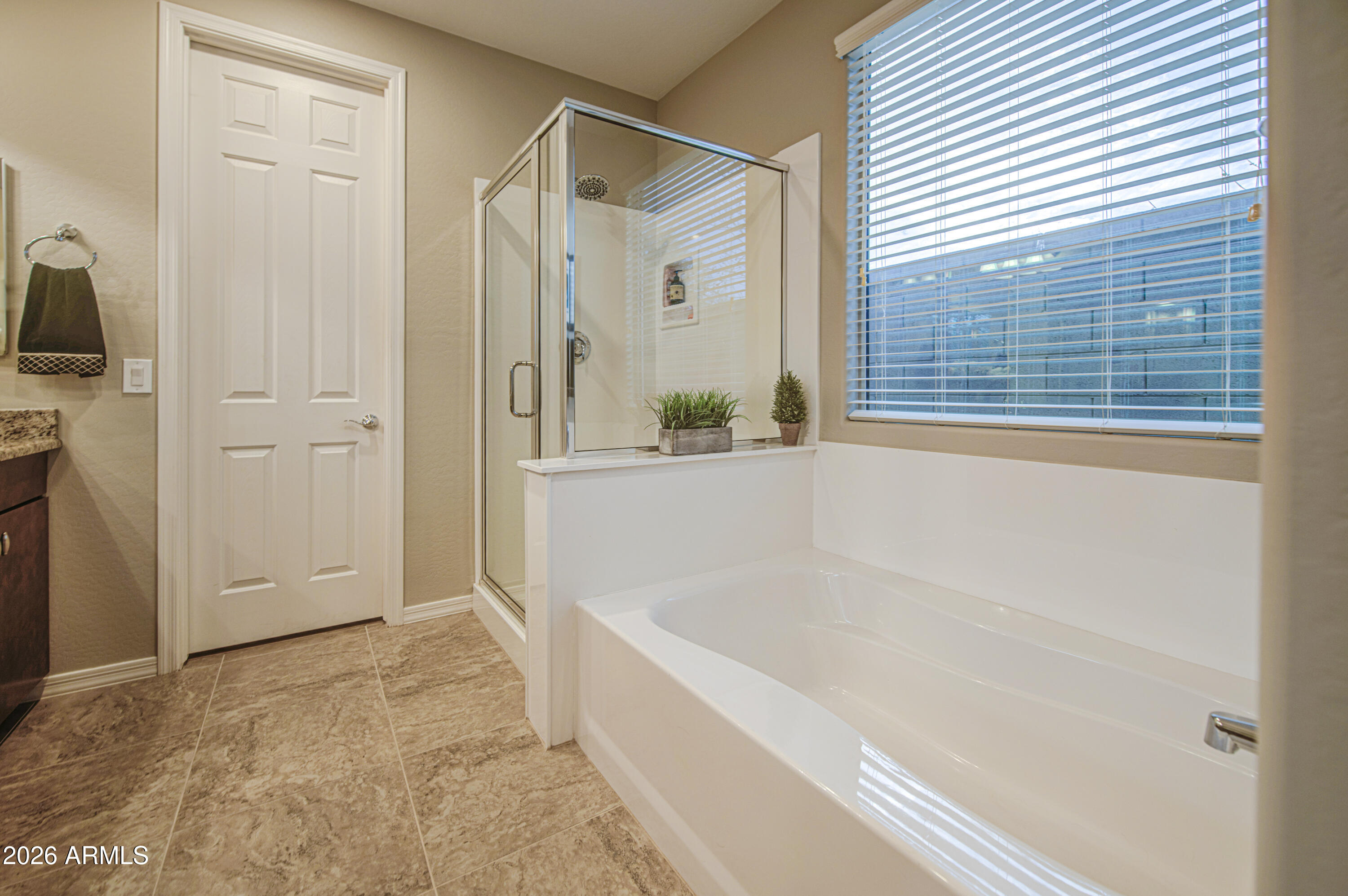 192 W HACKBERRY Avenue