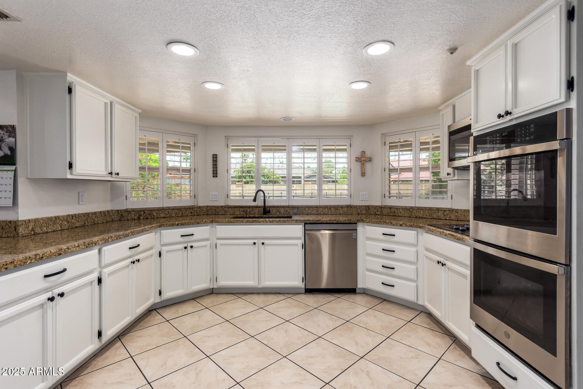 400 W CROFTON Street