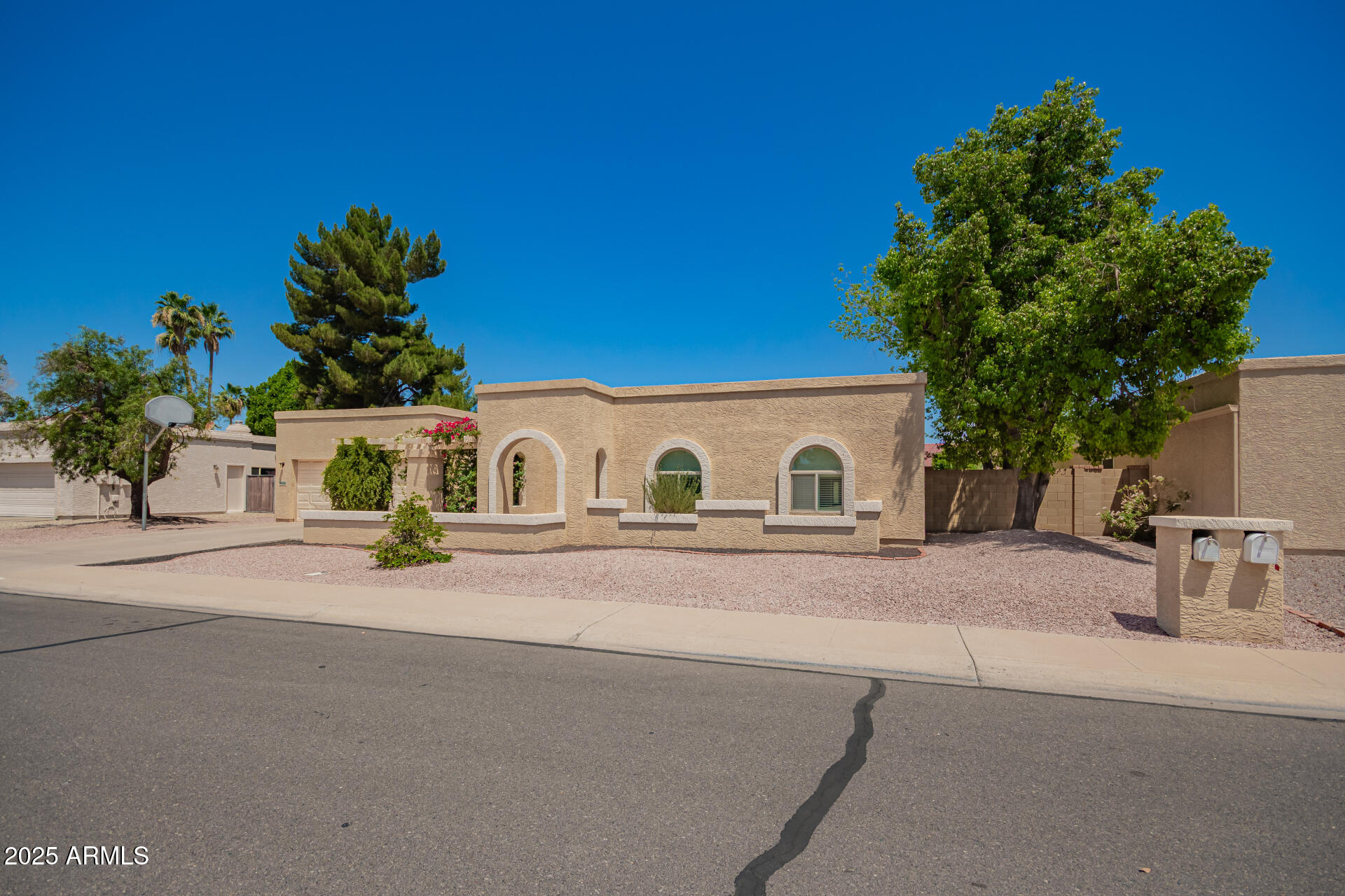 400 W CROFTON Street