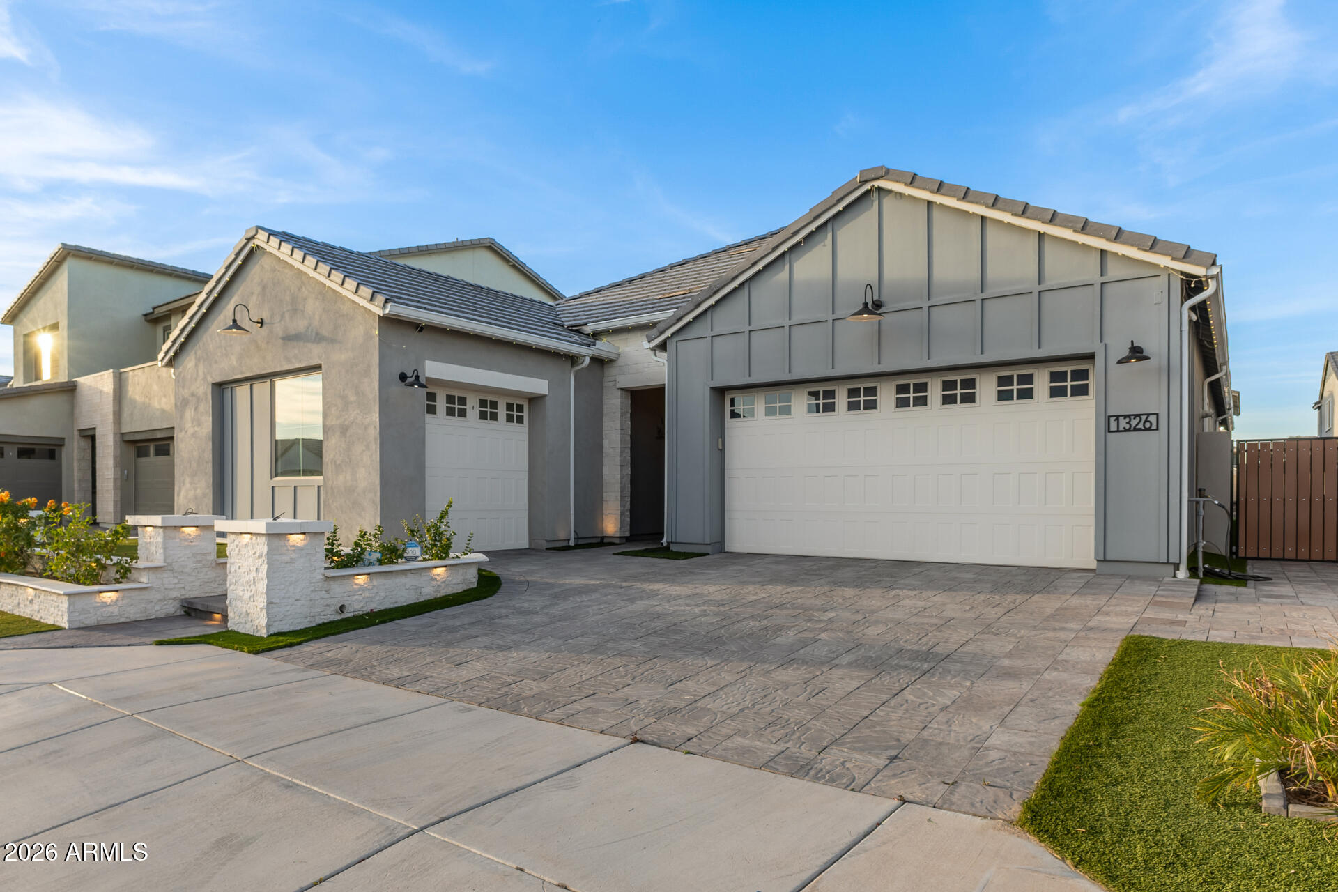 1326 E NARROWLEAF Drive