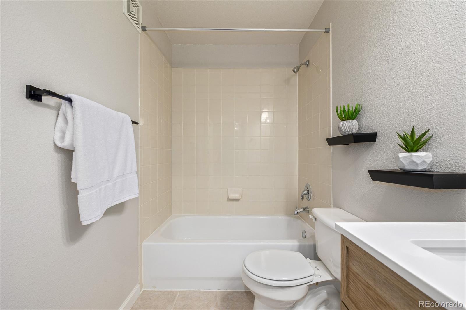 1747 N Pearl Street Unit: 207