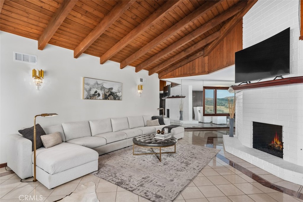 868 Avenida Acapulco