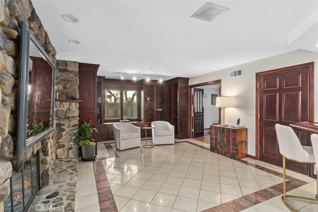 868 Avenida Acapulco