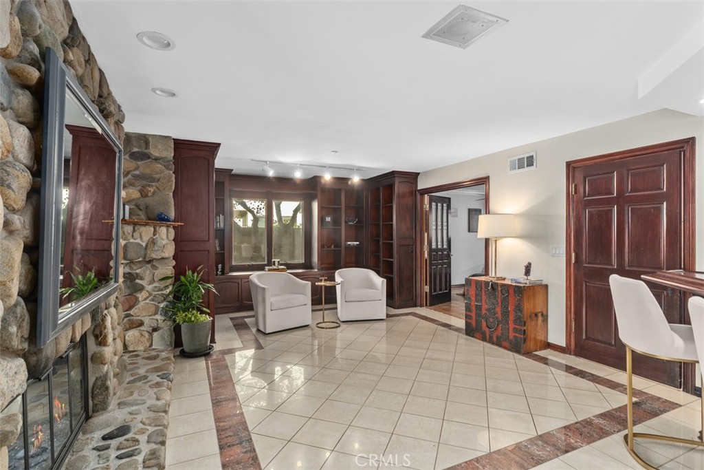 868 Avenida Acapulco