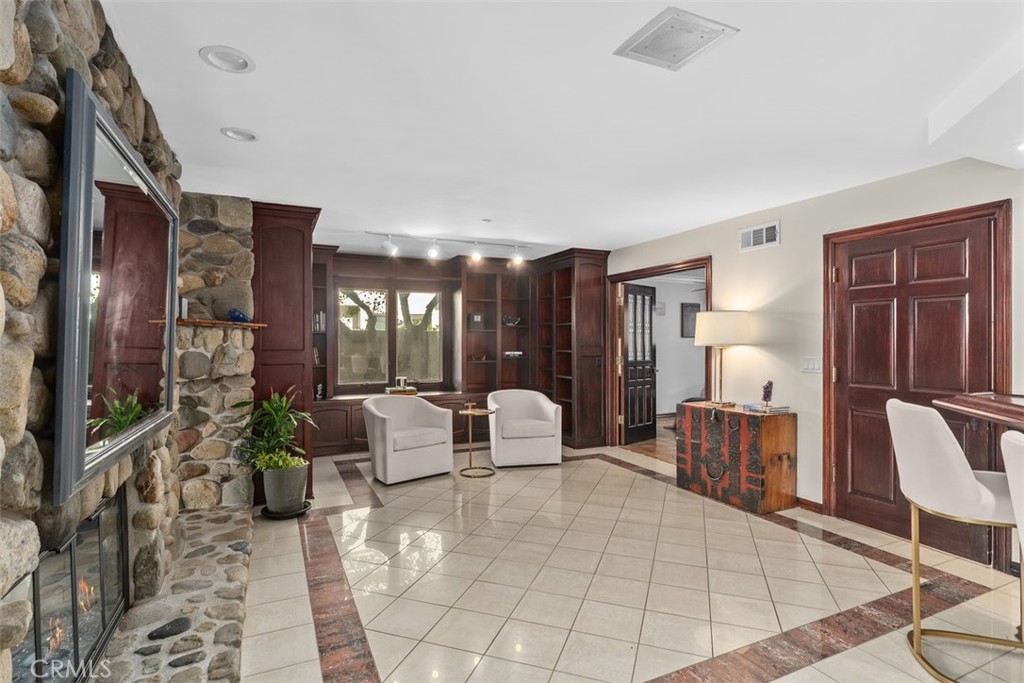 868 Avenida Acapulco