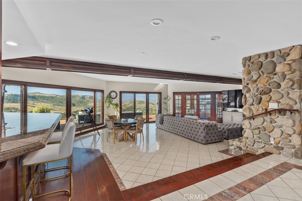 868 Avenida Acapulco