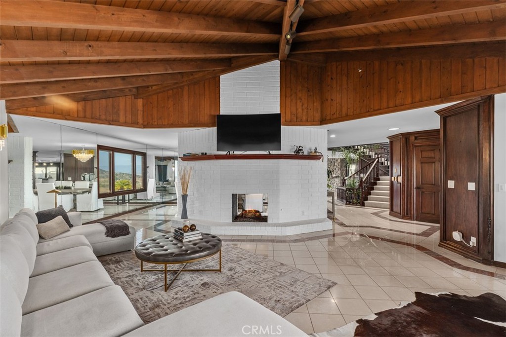 868 Avenida Acapulco