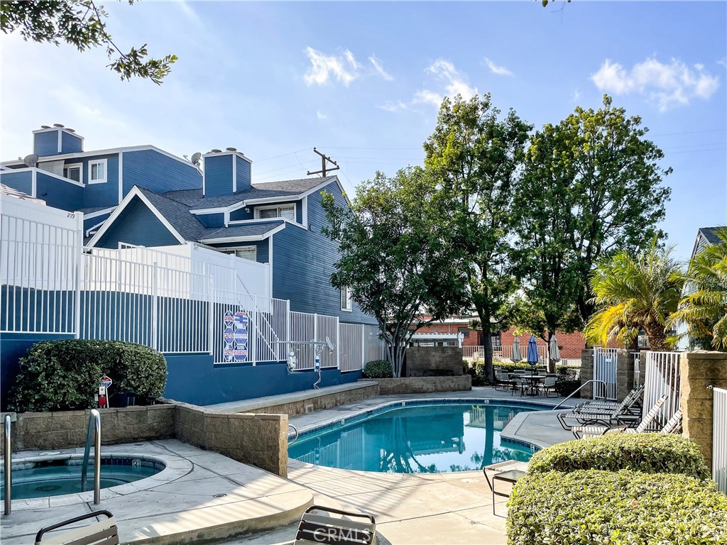 225 S Redwood Avenue 19