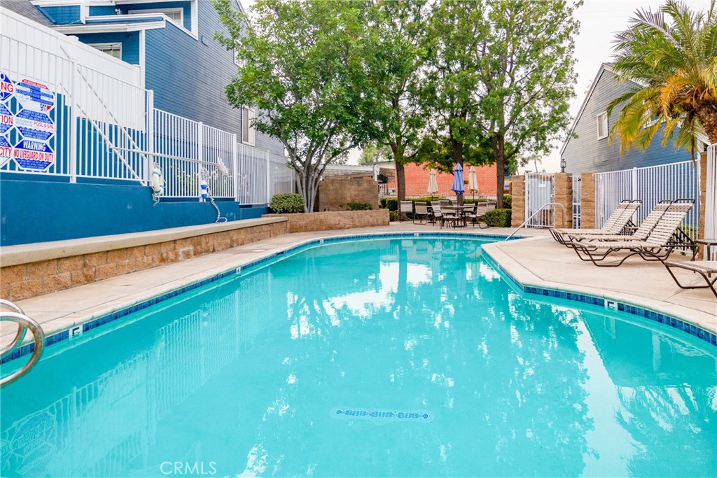 225 S Redwood Avenue 19