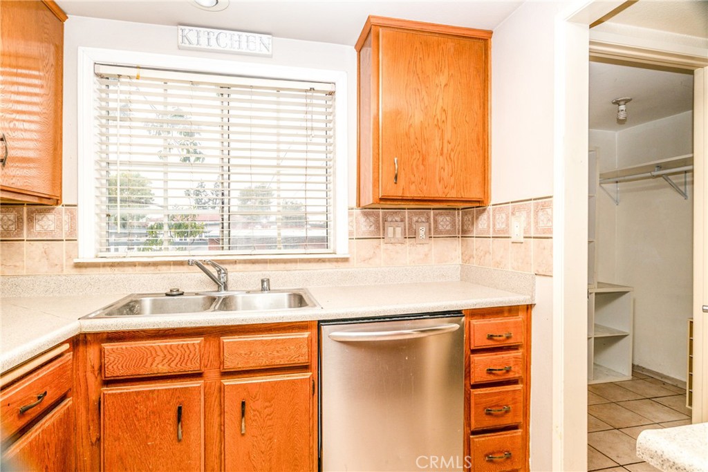 225 S Redwood Avenue 19