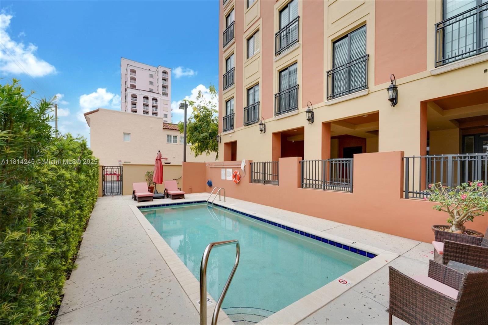 711 Biltmore Way # 402