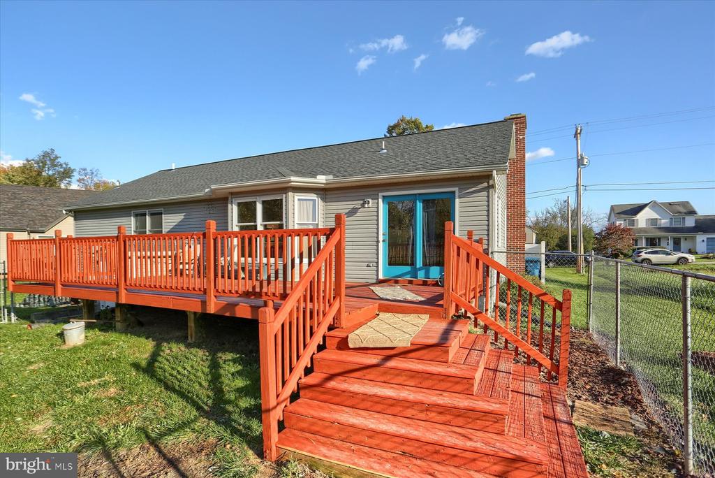 9 McCandless Dr